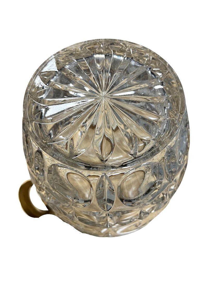 Laiton Seau à glace à champagne français du milieu du siècle dernier en cristal taillé et laiton par E.L. en vente