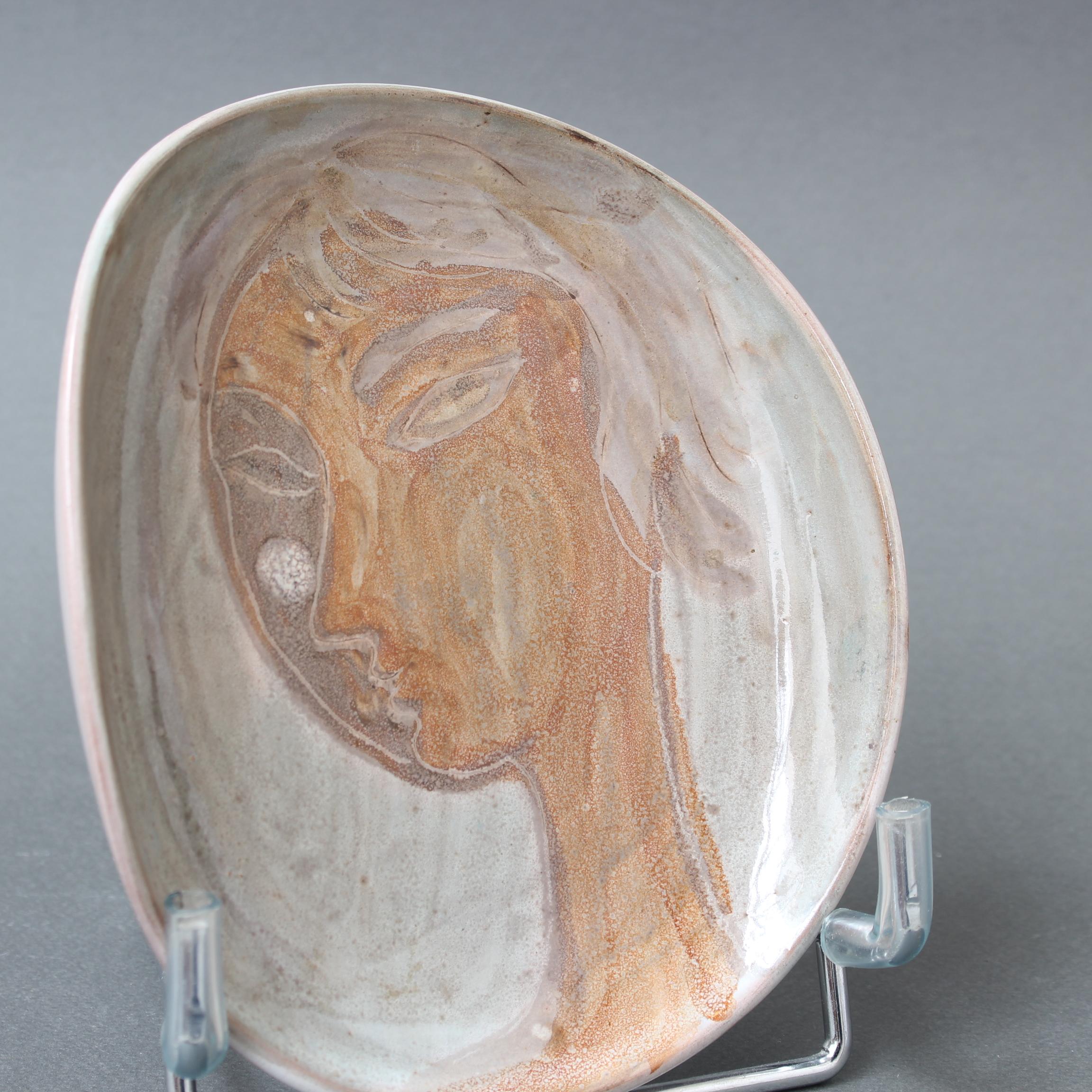 Plato de cerámica decorativa francesa de mediados de siglo de Atelier du Grand Chêne en venta 3