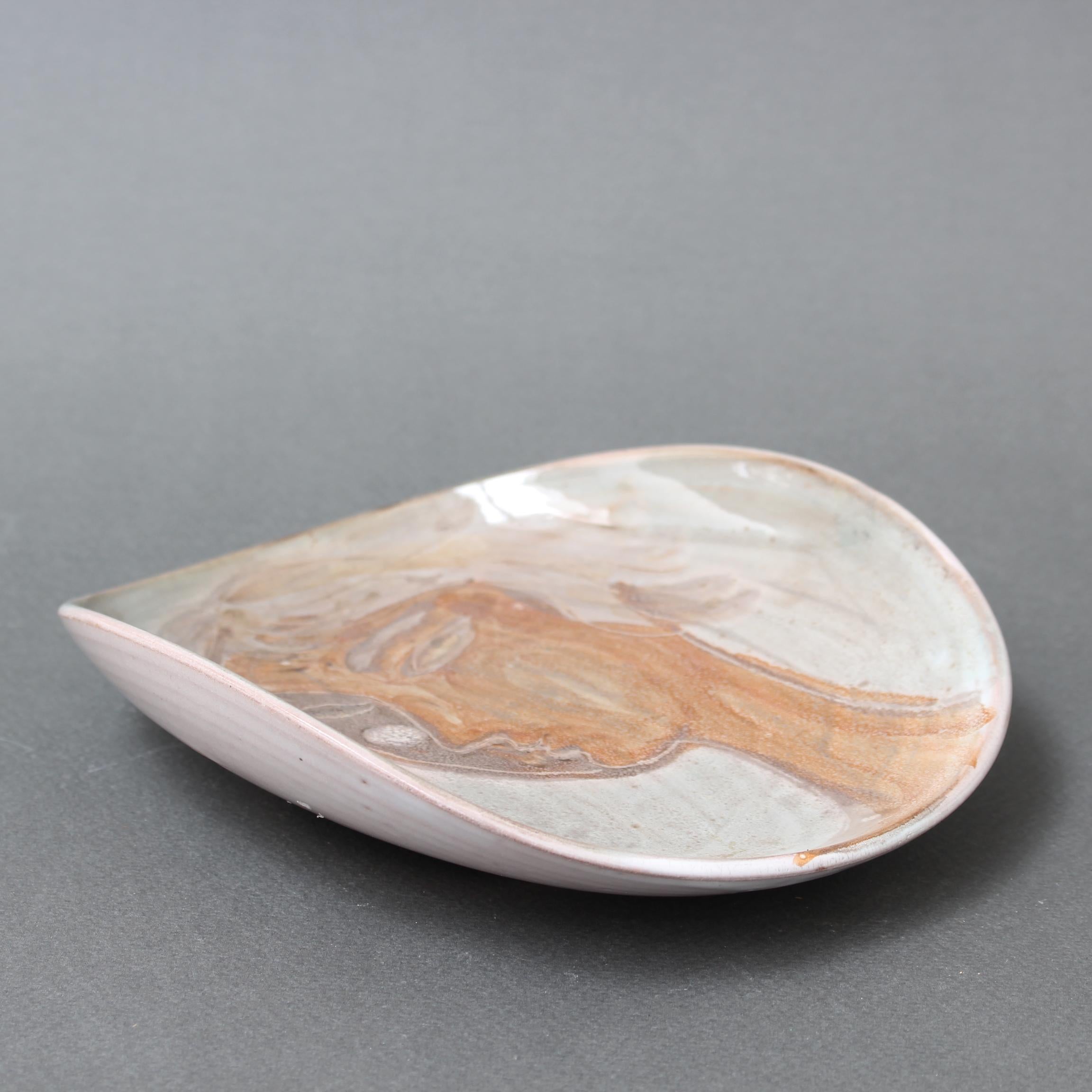 Plato de cerámica decorativa francesa de mediados de siglo de Atelier du Grand Chêne en venta 4