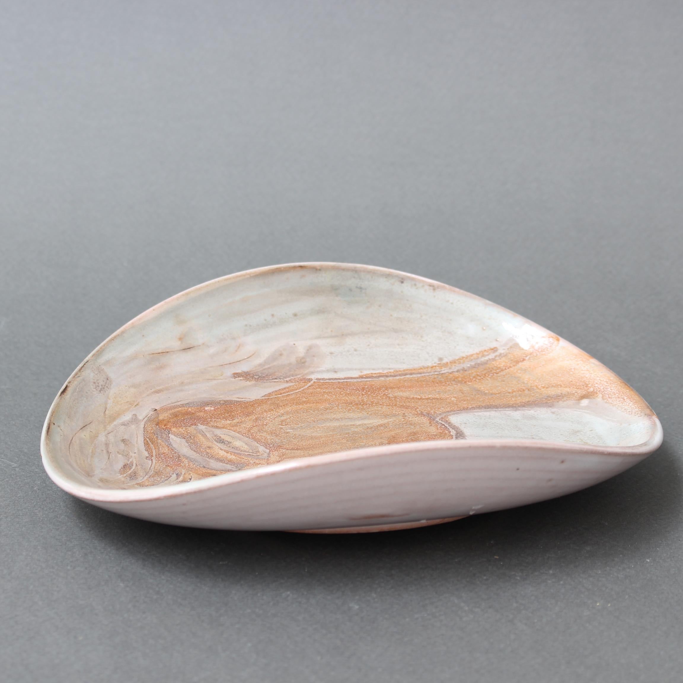 Plato de cerámica decorativa francesa de mediados de siglo de Atelier du Grand Chêne en venta 5