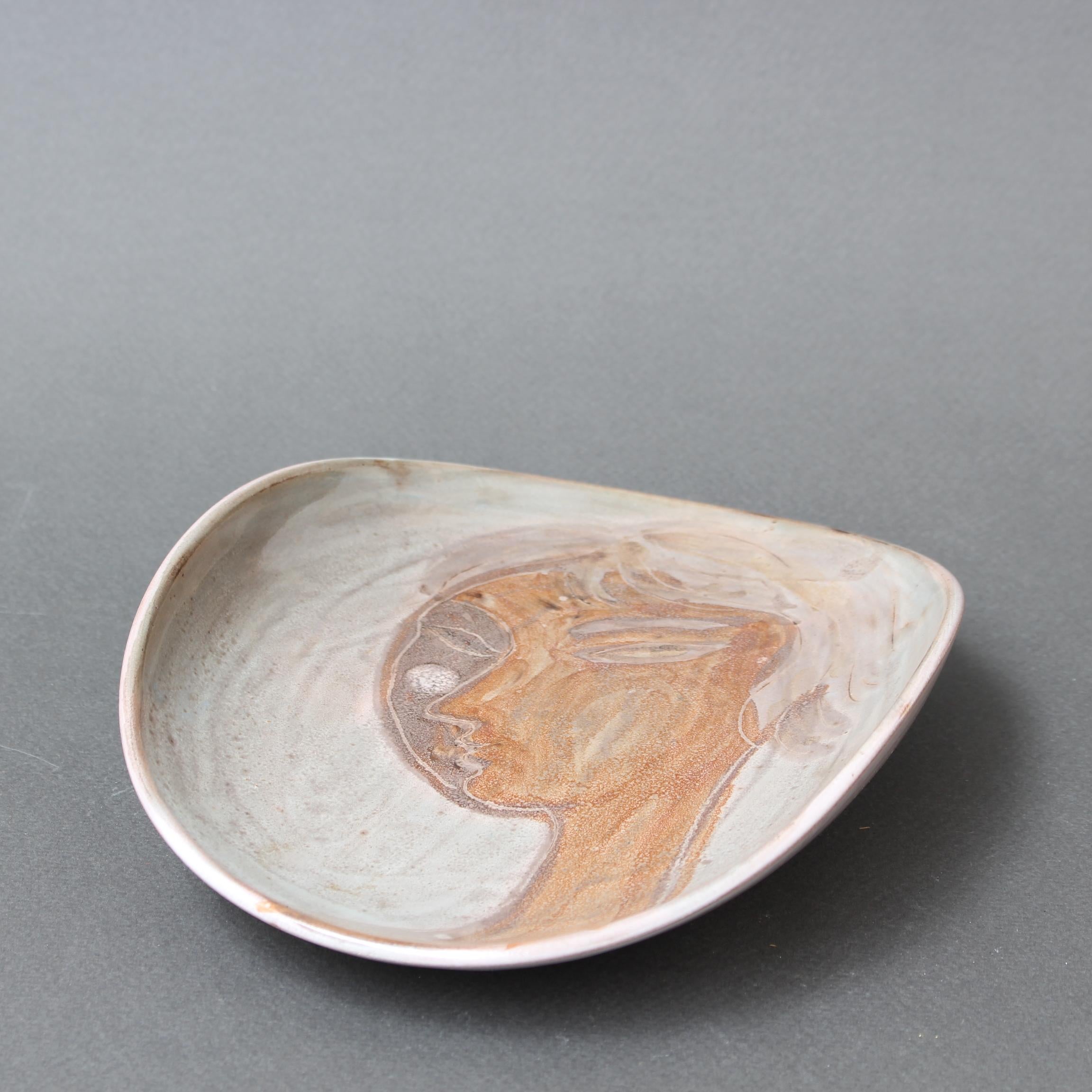 Plato de cerámica decorativa francesa de mediados de siglo de Atelier du Grand Chêne en venta 6