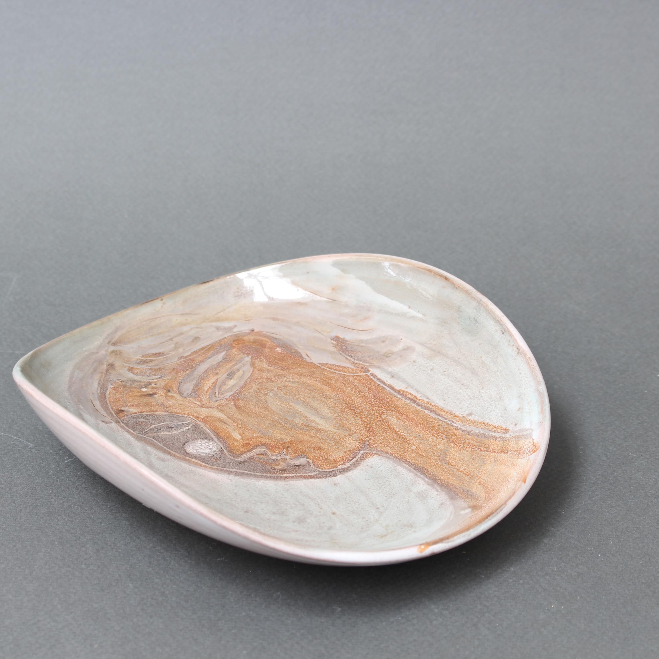 Plato de cerámica decorativa francesa de mediados de siglo de Atelier du Grand Chêne en venta 7