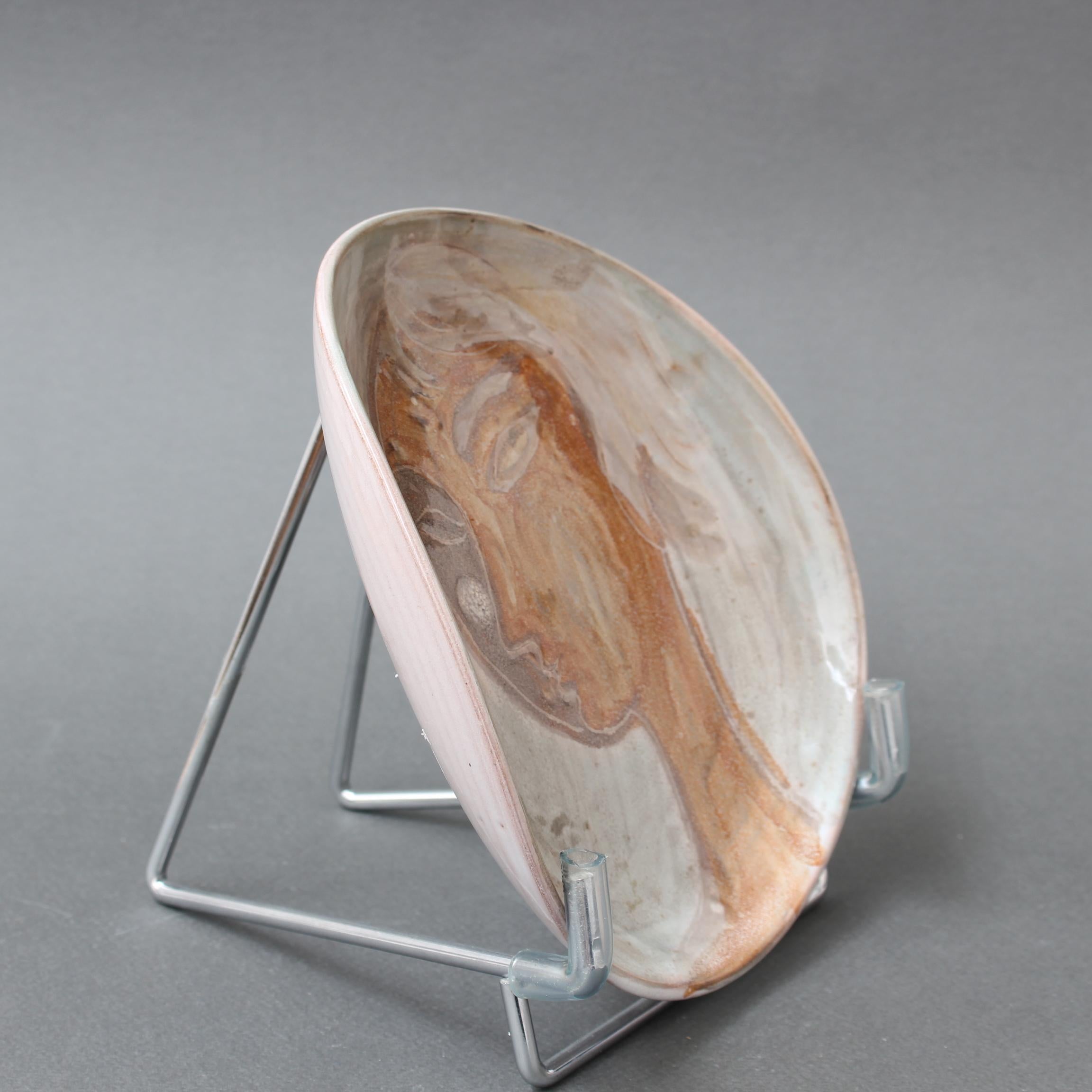 Plato de cerámica decorativa francesa de mediados de siglo de Atelier du Grand Chêne Pintado a mano en venta