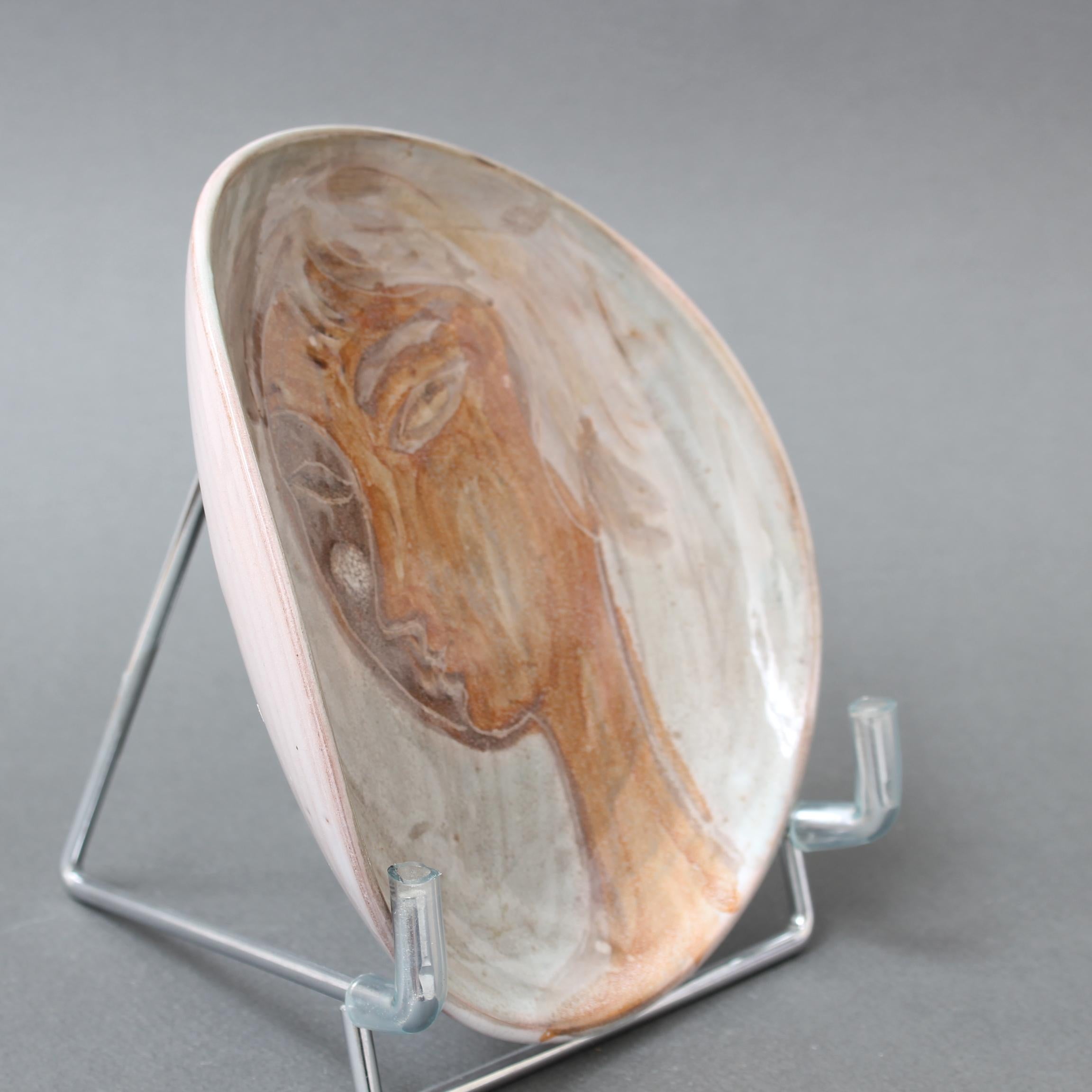 Plato de cerámica decorativa francesa de mediados de siglo de Atelier du Grand Chêne en venta 1