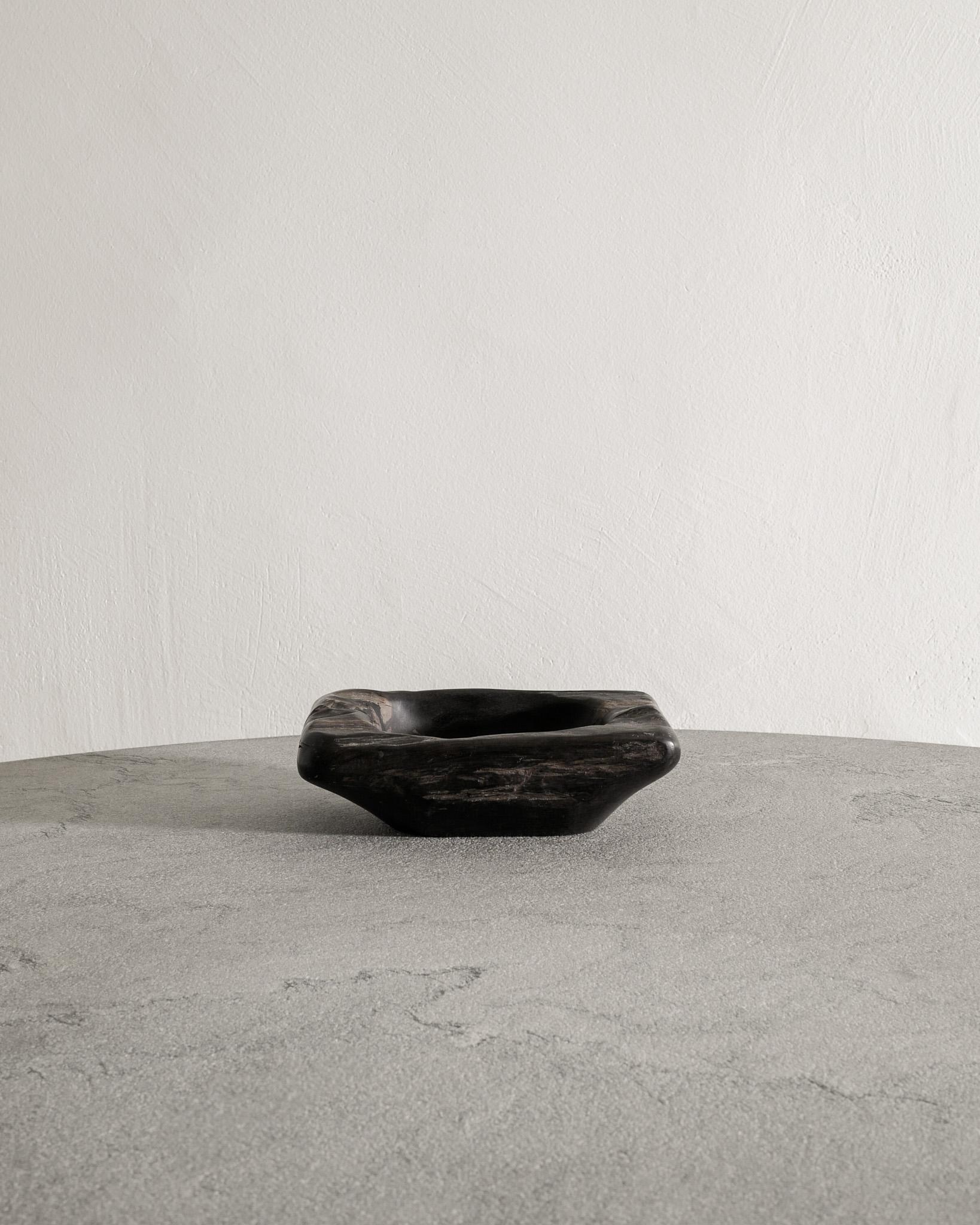 Raro cuenco rectangular francés de madera de ébano de mediados de siglo, obra de Odile Noll, fabricado en Francia hacia la década de 1970. En buen estado original y firmado por el artista. 

Dimensiones: Alto: 8 cm Ancho: 23 cm Fondo: 15 cm
