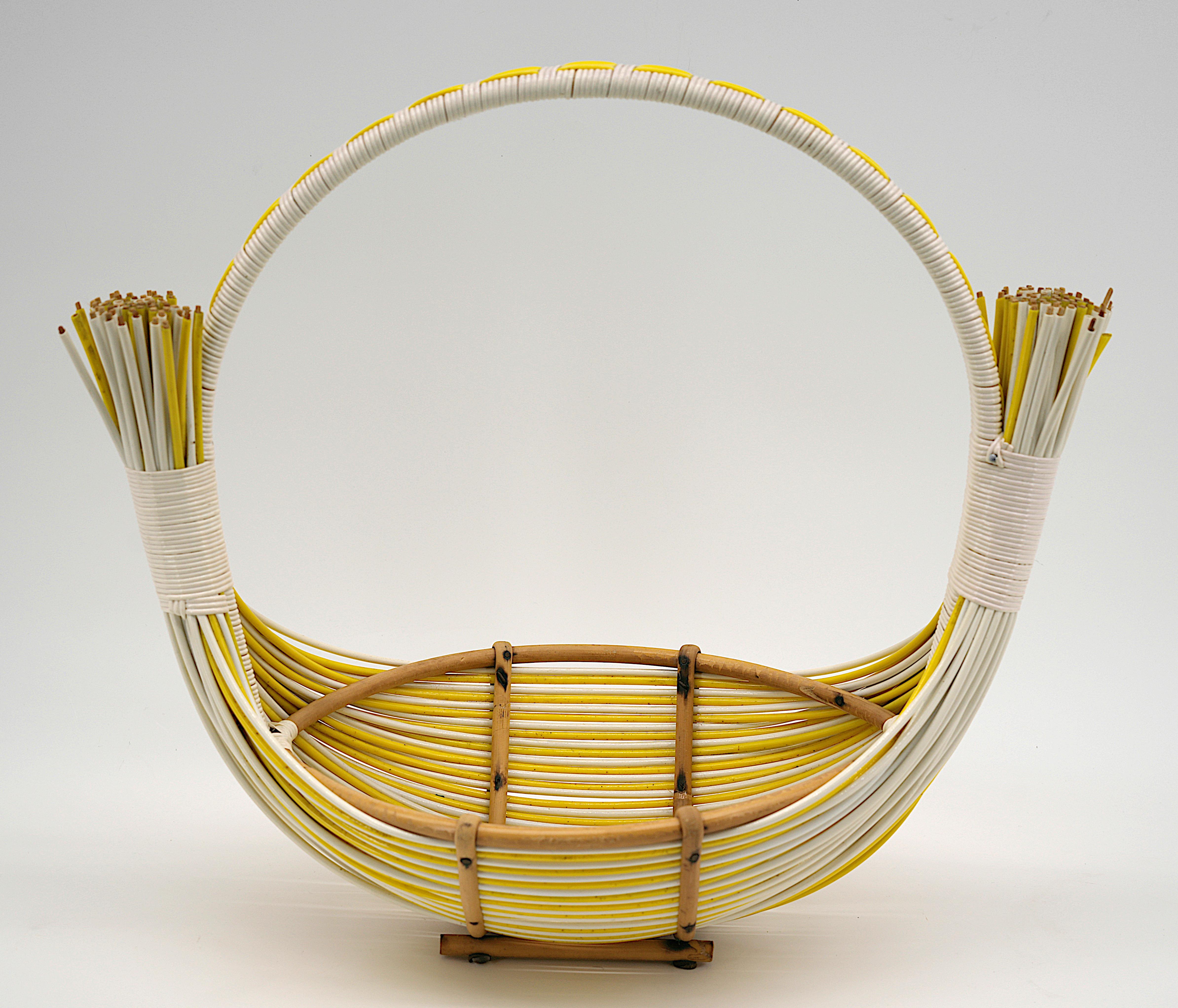 French Mid-century Decorative Rattan Basket, 1950s In Good Condition In Saint-Amans-des-Cots, FR