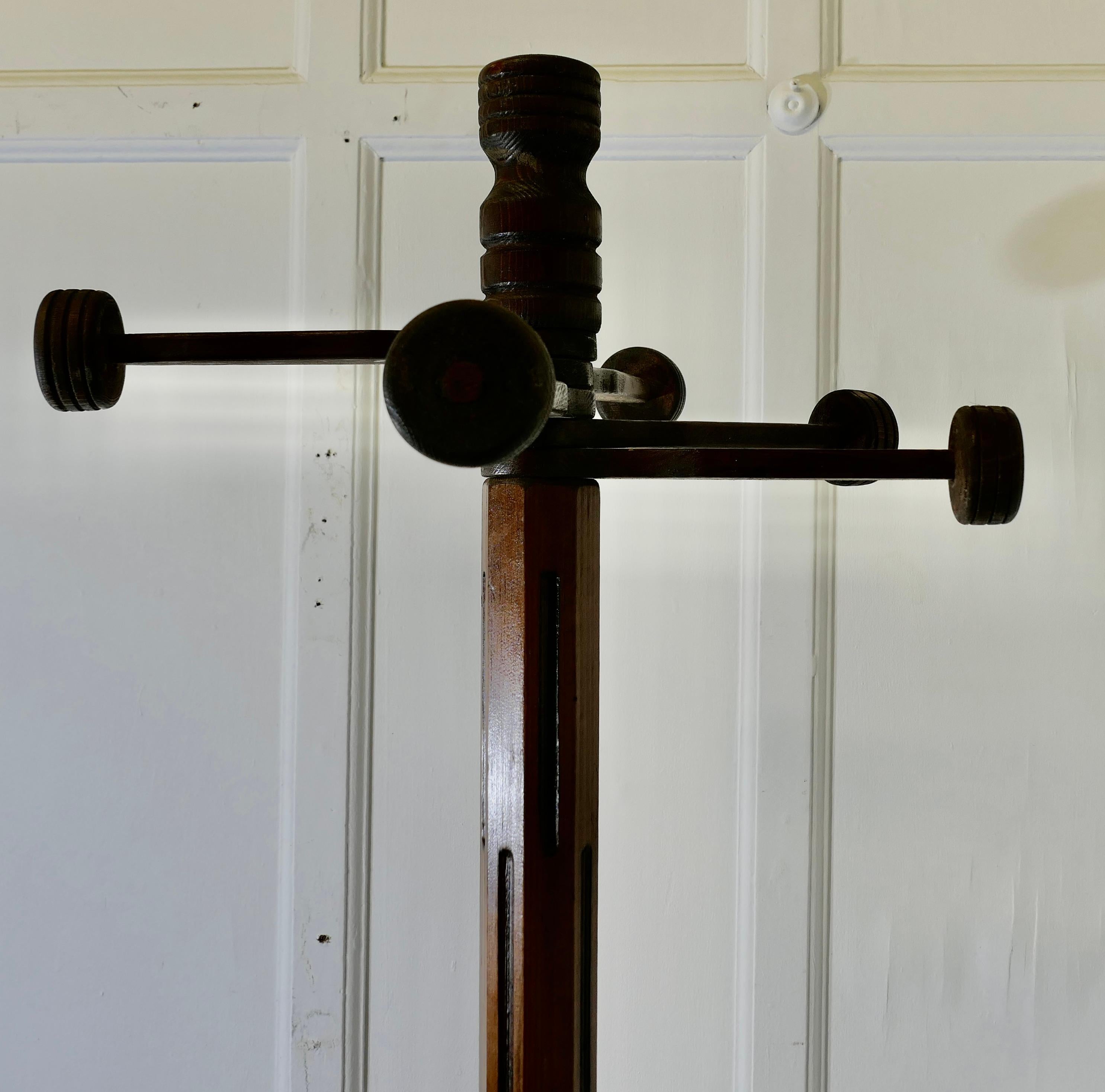 Metà XX secolo Appendiabiti girevole in pino di design francese del metà secolo scorso  Un design unico e irripetibile in vendita