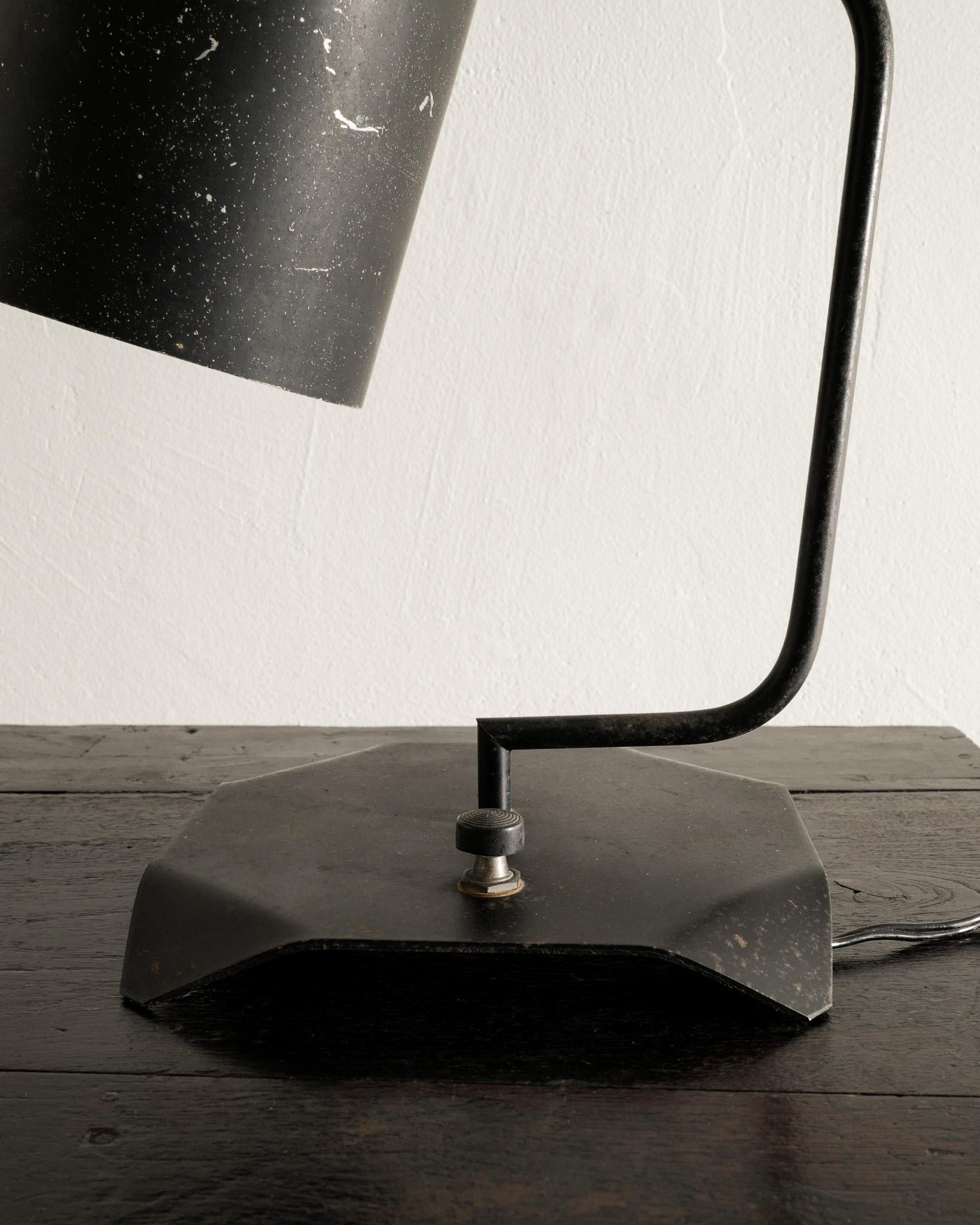 French Mid Century Black Desk Table Lamp by Serge Mouille & Isamu Noguchi, 1959 In Good Condition For Sale In Stockholm, SE
