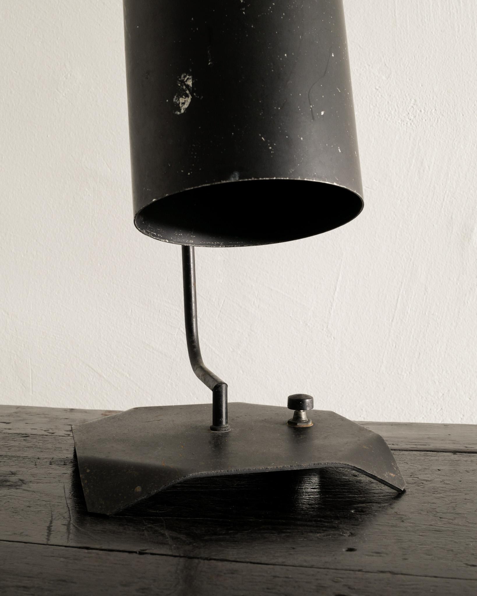 Metal French Mid Century Black Desk Table Lamp by Serge Mouille & Isamu Noguchi, 1959 For Sale