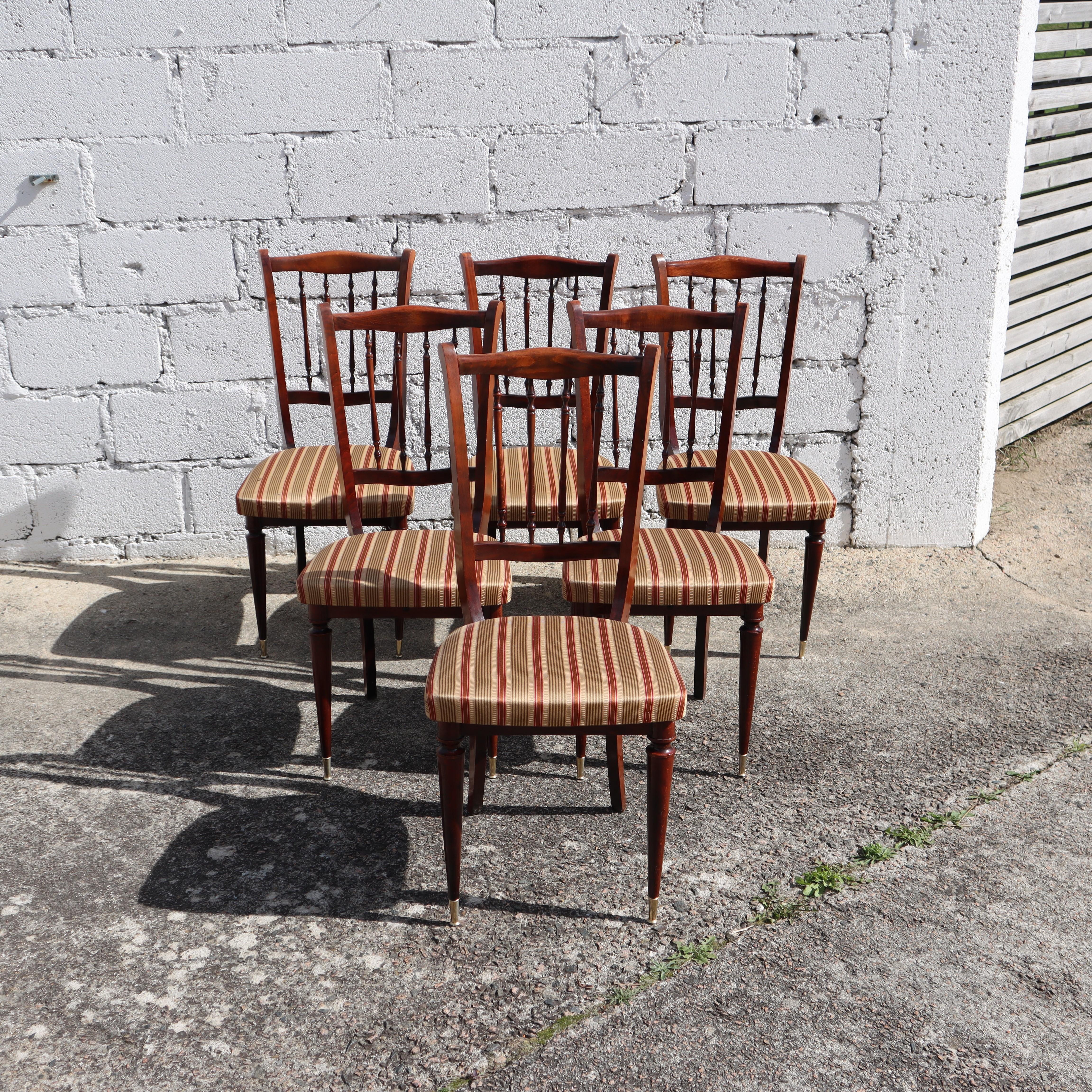 Wonderful Set of 6 elegant Mahogany Dining Chairs - 60s
Solidly constructed Chairs - Seats are firm-with striped fabric covers in a metallic effect
A wonderful in combination with our offered Dining Tables
very nice vintage condition : seat covers