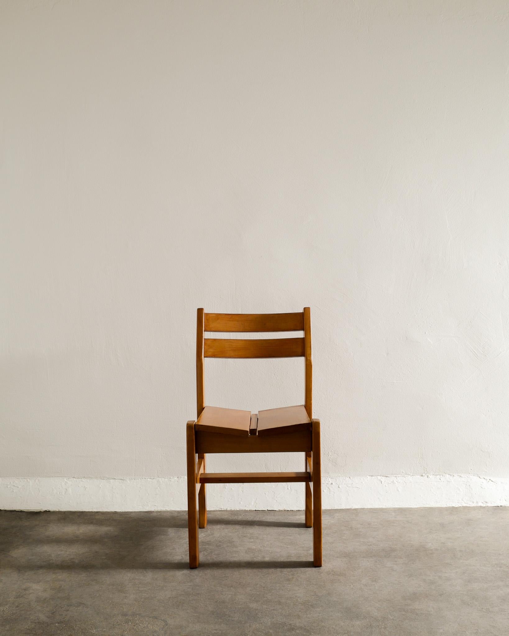 Rare chaise de bureau / salle à manger en orme de Charlotte Perriand produite pour Les Arcs en France dans les années 1960. En bon état d'origine. Stable. 

Dimensions : H : 31.11 in (79 cm) W : 16.15 in (41 cm) D : 17.72 in (45 cm) SH : 16.93 in