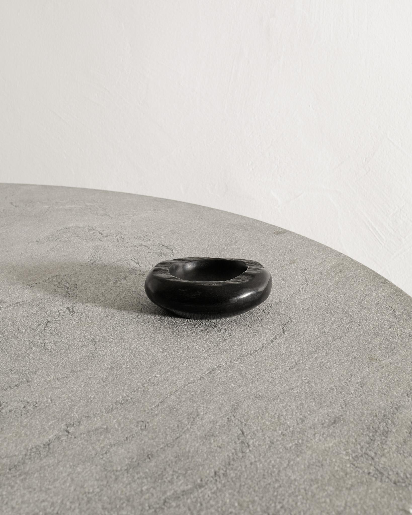 Rara ciotola francese di metà secolo in legno ebanizzato di Odile Noll, prodotta in Francia negli anni Settanta. In buone condizioni originali e firmato dall'artista. 

Dimensioni: H: 4 cm / 1.60