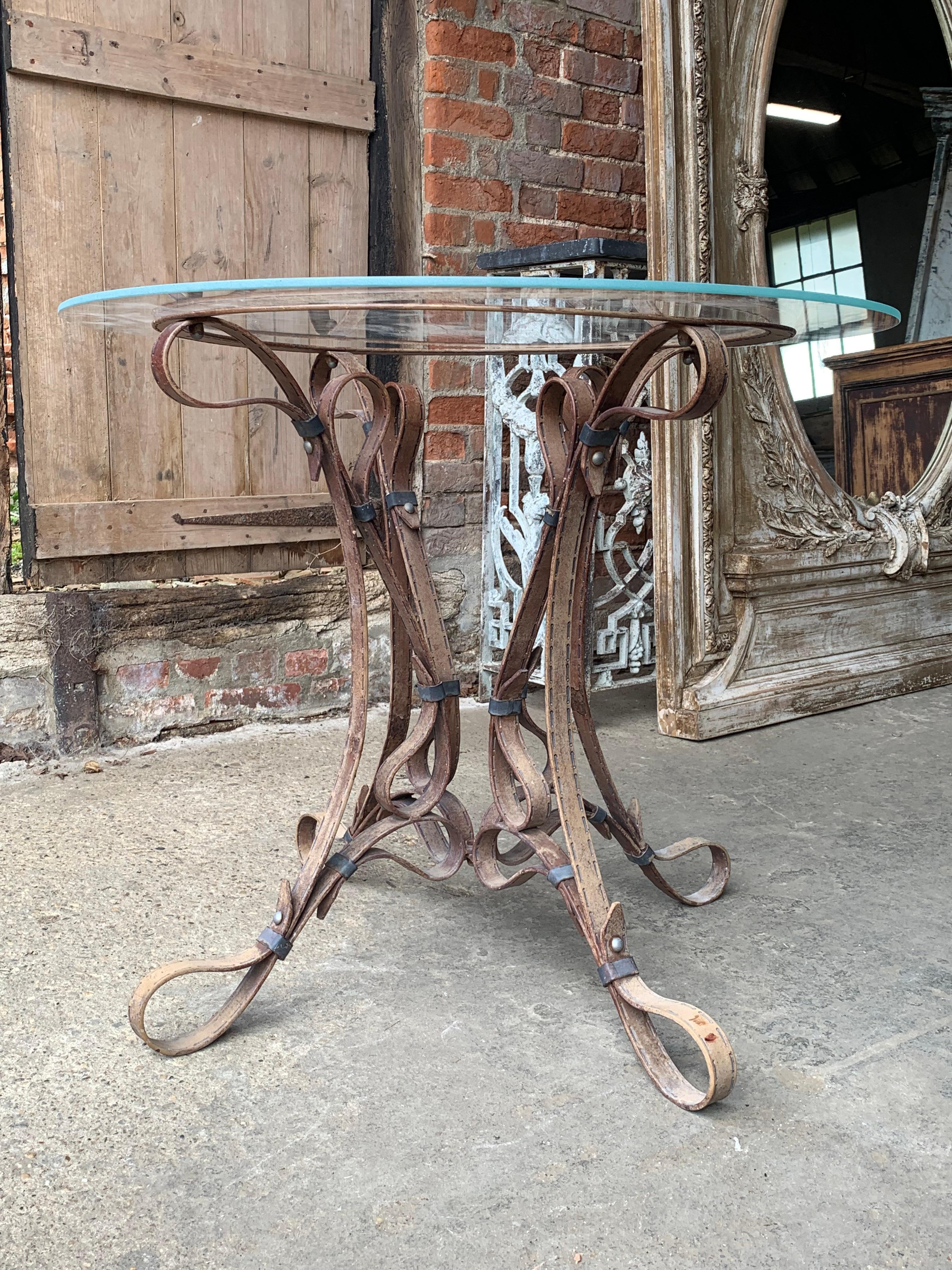 Una mesa con pedestal de metal y cristal francesa de mediados de siglo de muy buena calidad. Diseñadas como tiras de piel sintética entrelazadas, similares a las tablas del diseñador Jacques Adnet. La base es muy realista como las correas de cuero