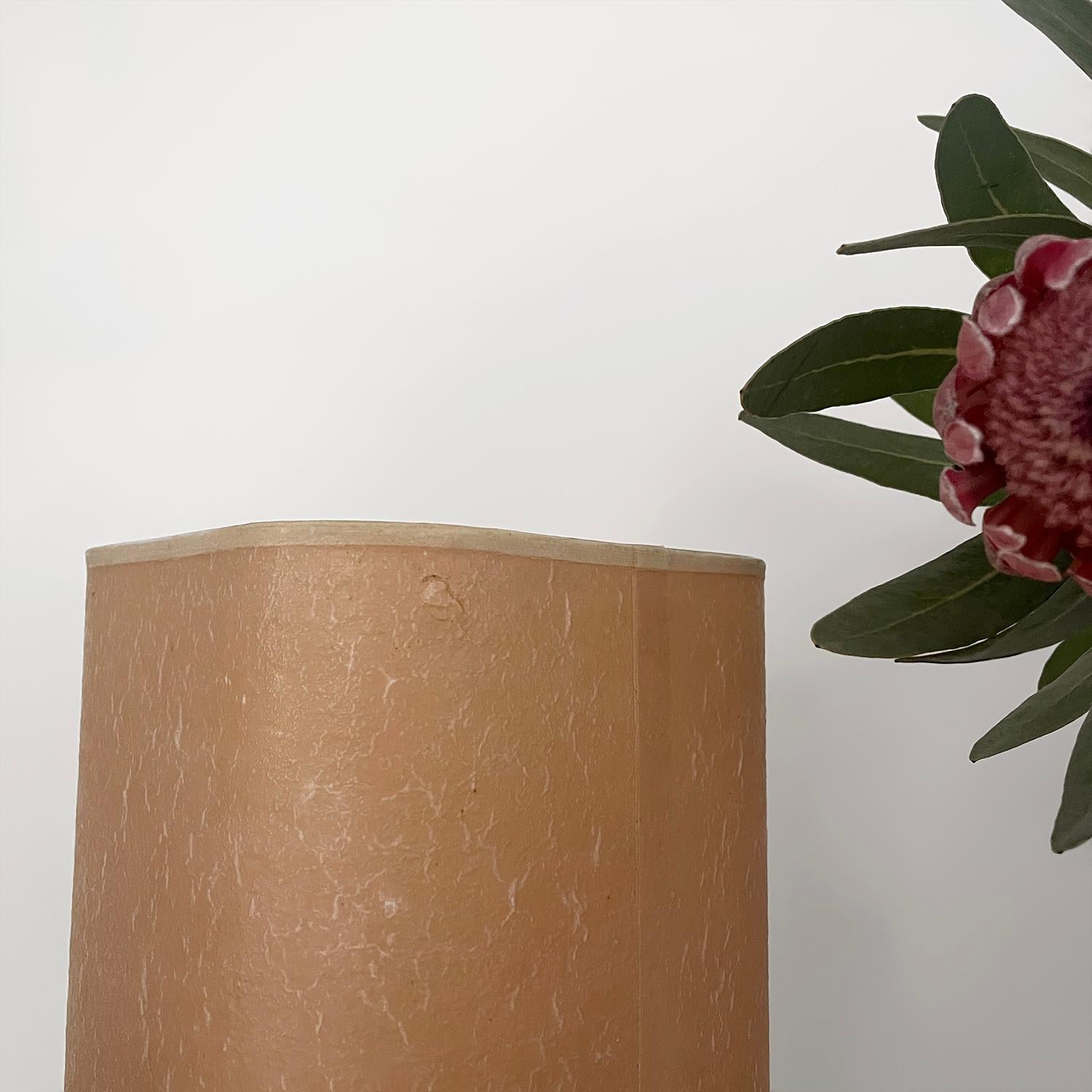 Lámpara de Sobremesa Floral Francesa de Mediados de Siglo con Base de Roble en venta 3