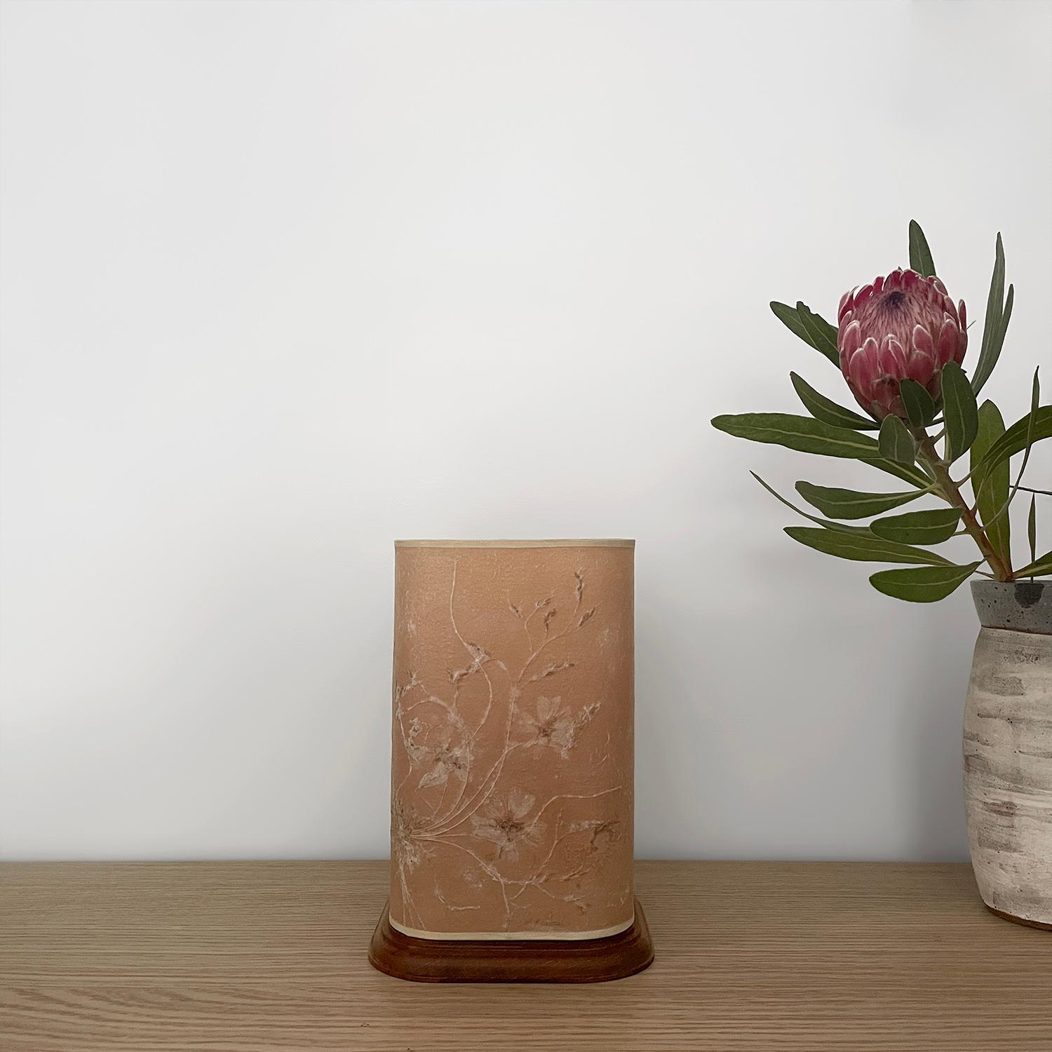 Lámpara de Sobremesa Floral Francesa de Mediados de Siglo con Base de Roble Francés en venta