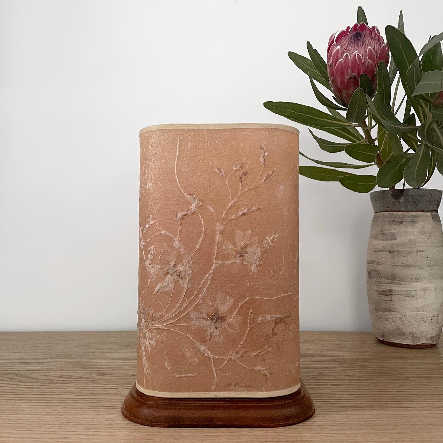 Lámpara de Sobremesa Floral Francesa de Mediados de Siglo con Base de Roble Presionado en venta