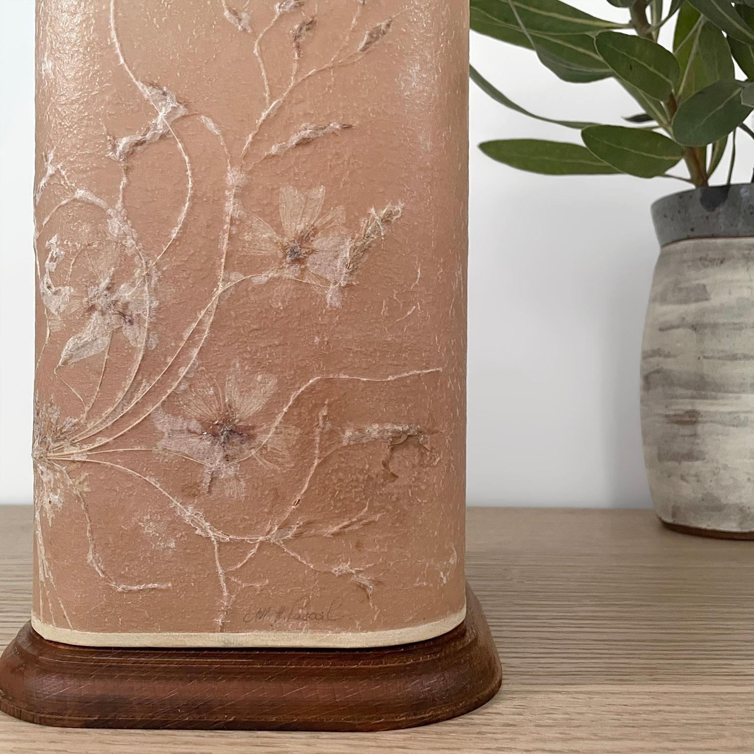 Lámpara de Sobremesa Floral Francesa de Mediados de Siglo con Base de Roble en Bueno estado para la venta en Los Angeles, CA