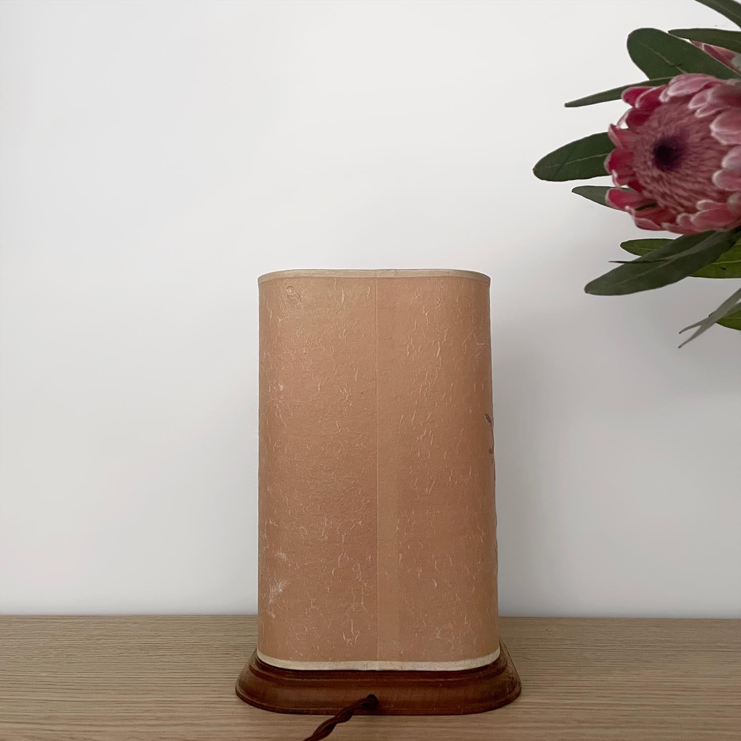 Lámpara de Sobremesa Floral Francesa de Mediados de Siglo con Base de Roble Madera en venta