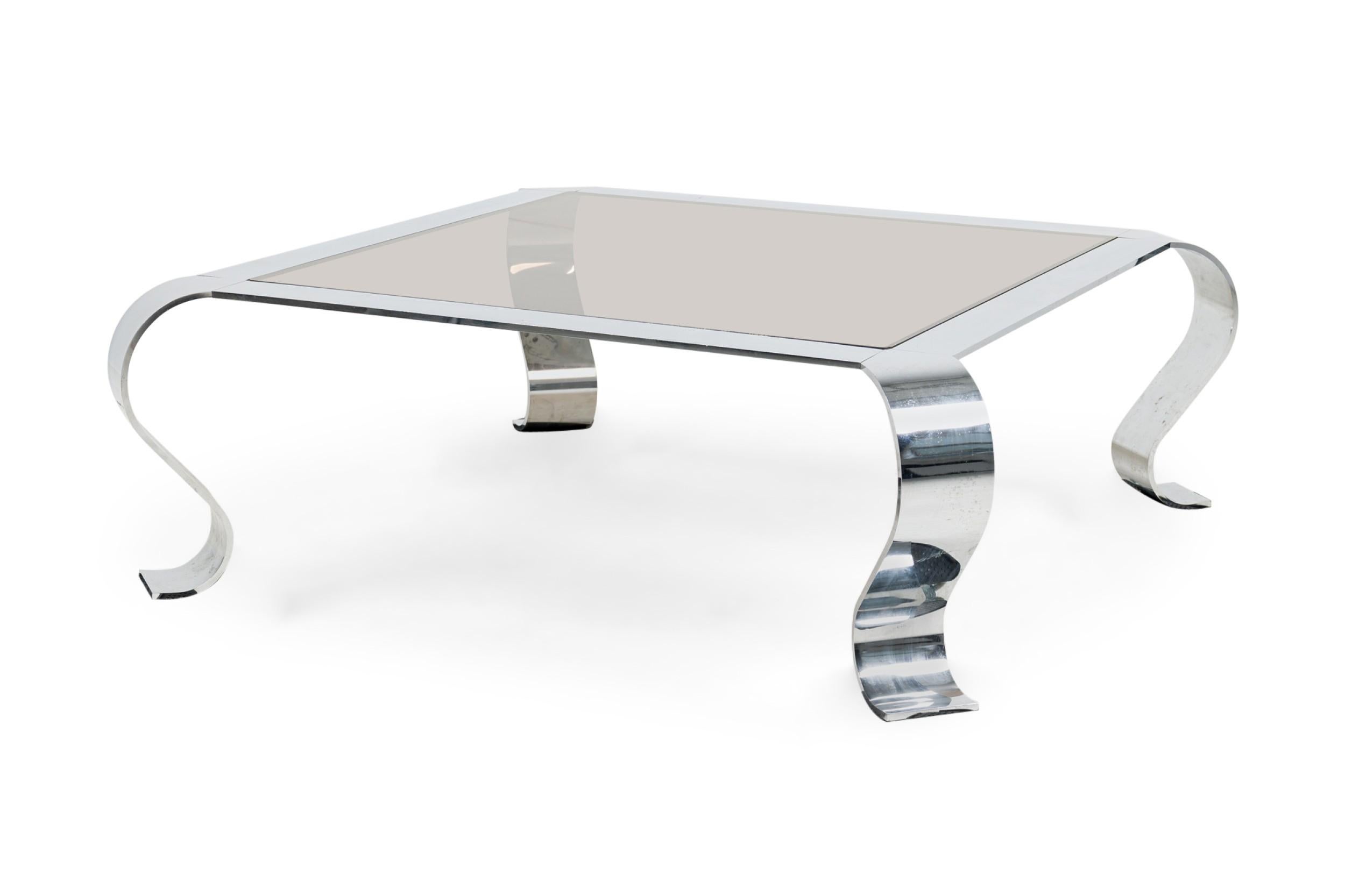 Mesa baja francesa de mediados de siglo Francois Monnet de cromo y cristal ahumado Francés en venta