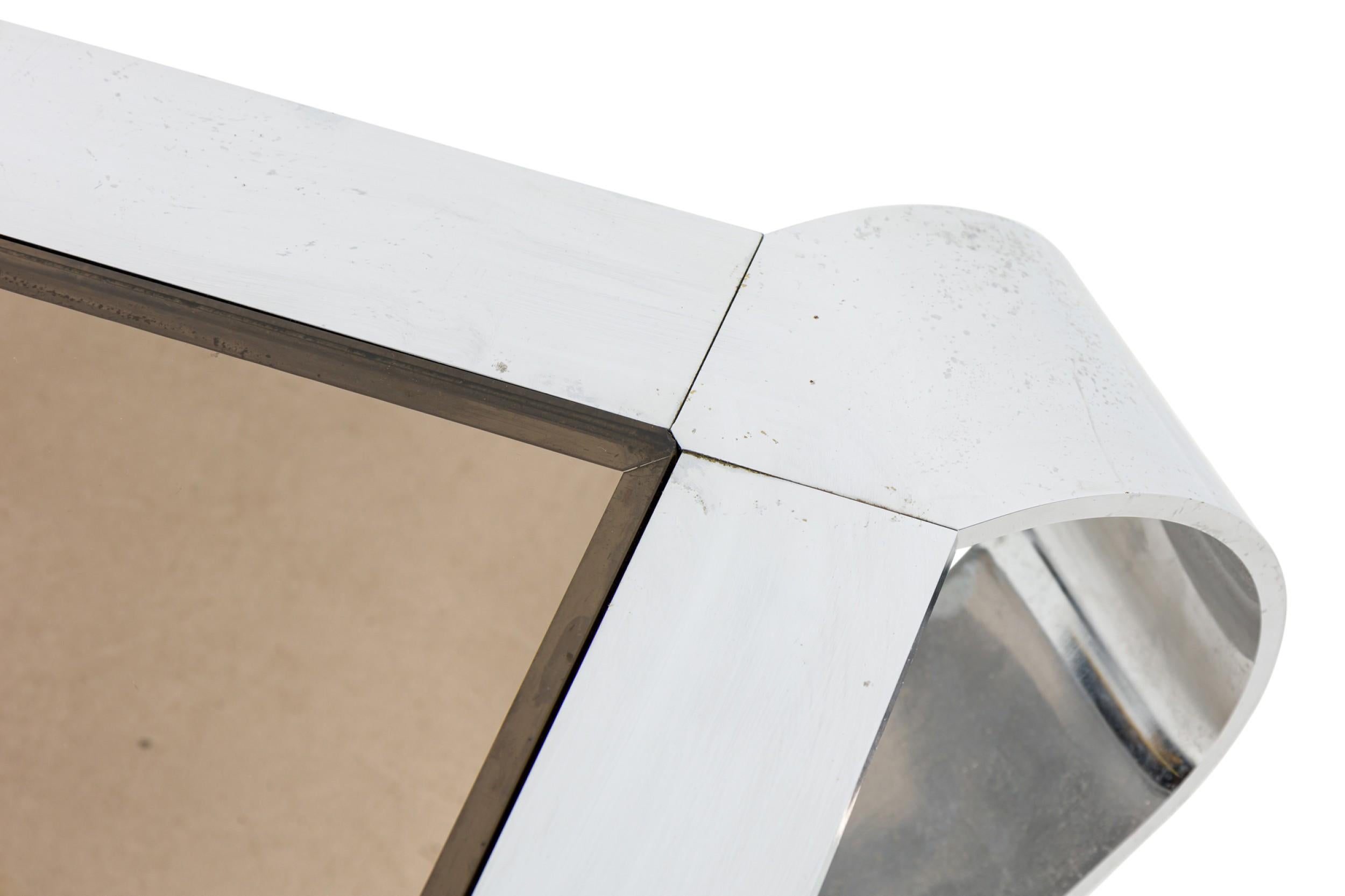 Mesa baja francesa de mediados de siglo Francois Monnet de cromo y cristal ahumado siglo XX en venta