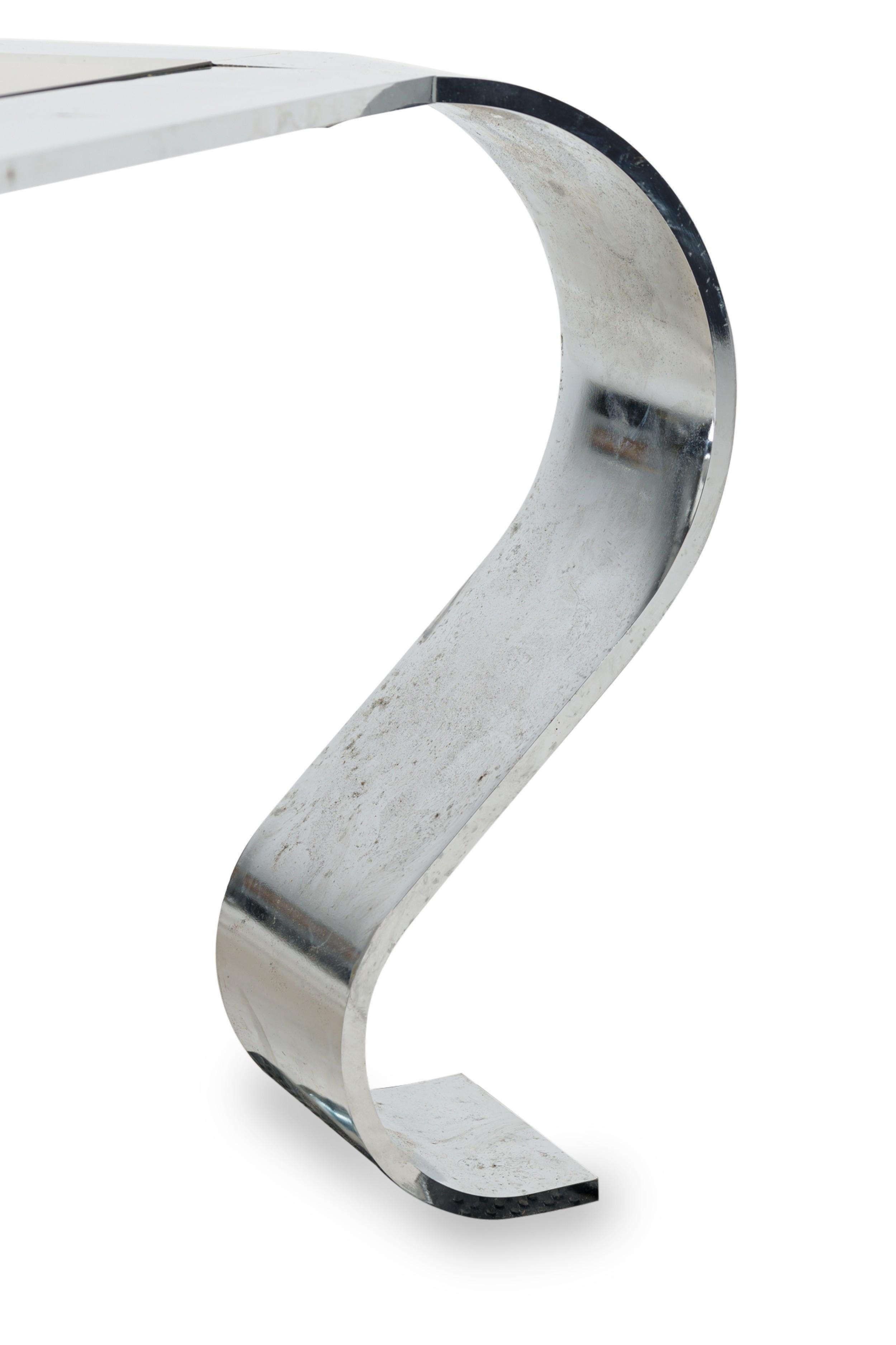 Mesa baja francesa de mediados de siglo Francois Monnet de cromo y cristal ahumado Cromo en venta