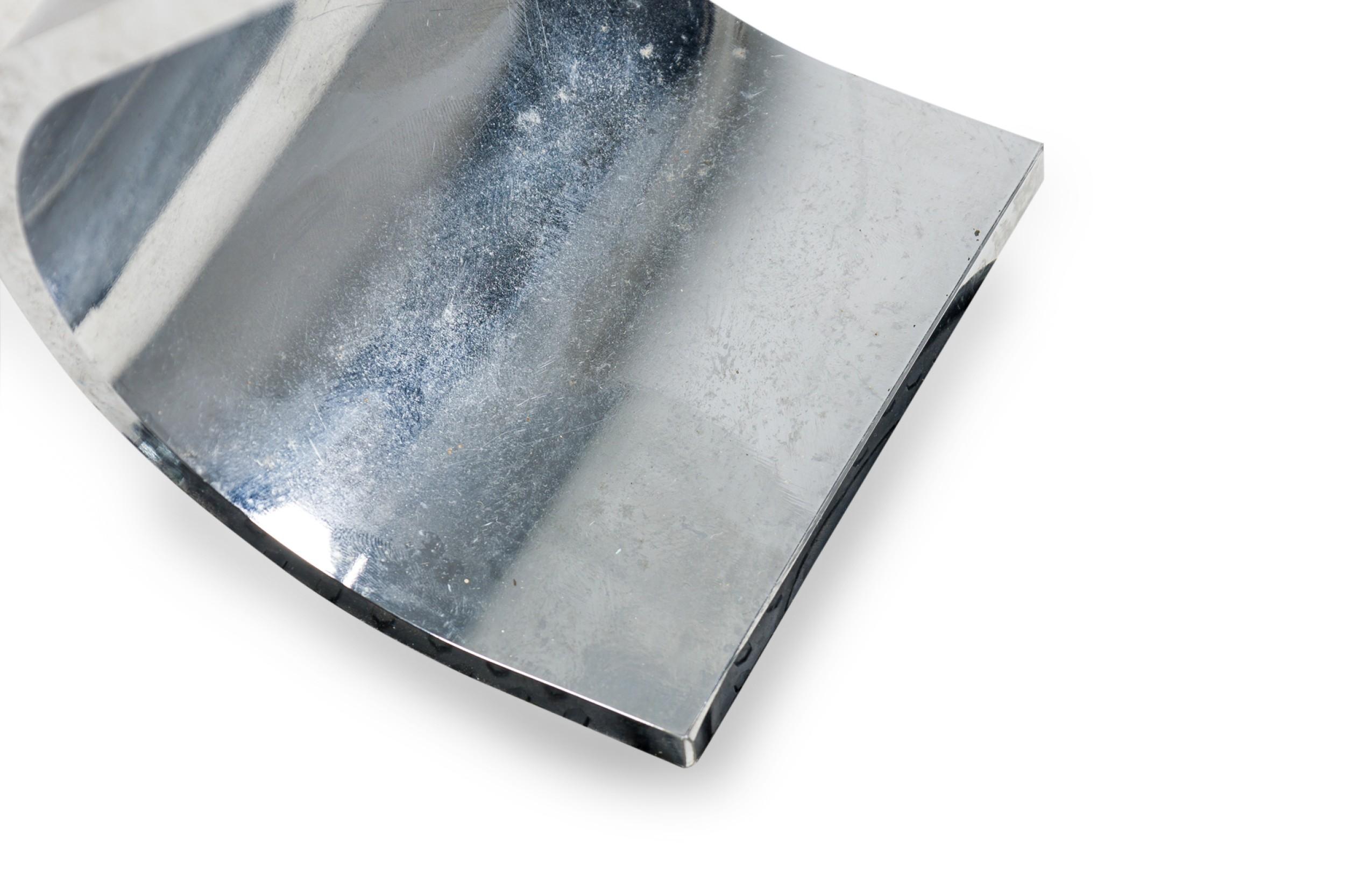 Mesa baja francesa de mediados de siglo Francois Monnet de cromo y cristal ahumado en venta 1