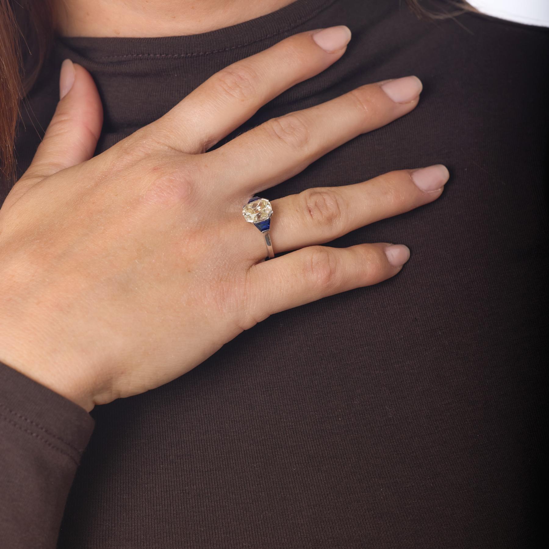 Taille vieille mine Bague en platine avec saphir et diamant GIA de 2,50 carats de taille ancienne. en vente