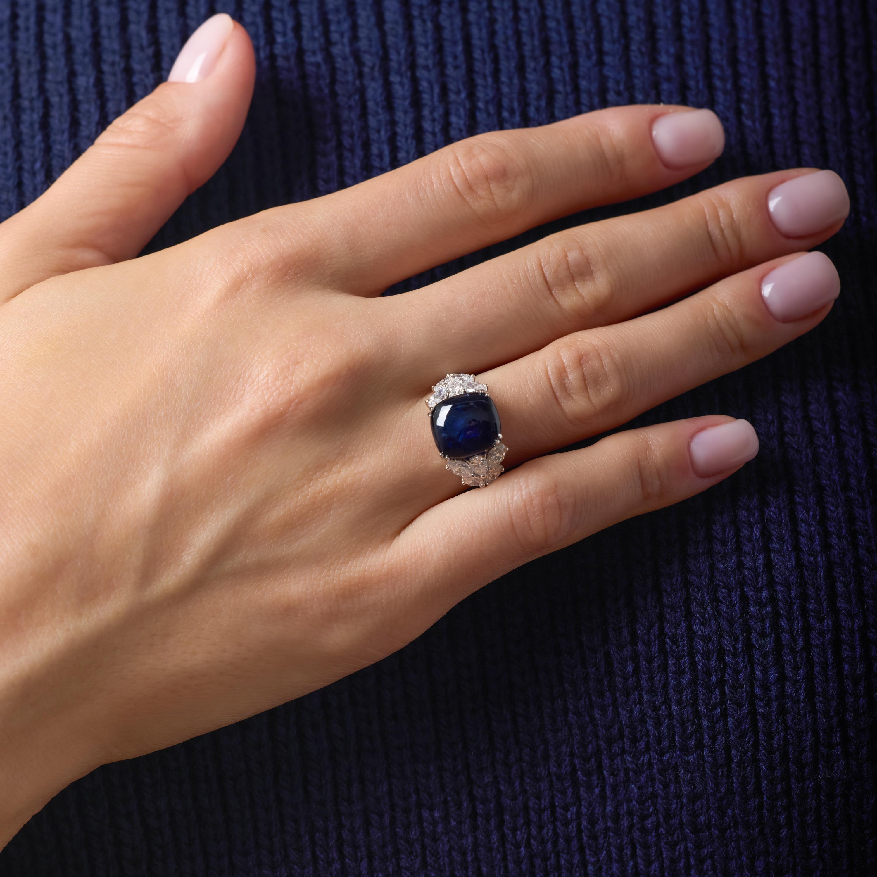 Im Mittelpunkt dieses bemerkenswerten französischen Mid-Century-Rings steht ein außergewöhnlicher Ceylon-Cabochon-Saphir von 9,89 Karat (GIA-Zertifikat), der ein tiefes, leuchtendes Blau ausstrahlt, das sowohl verträumt als auch kraftvoll wirkt. Die