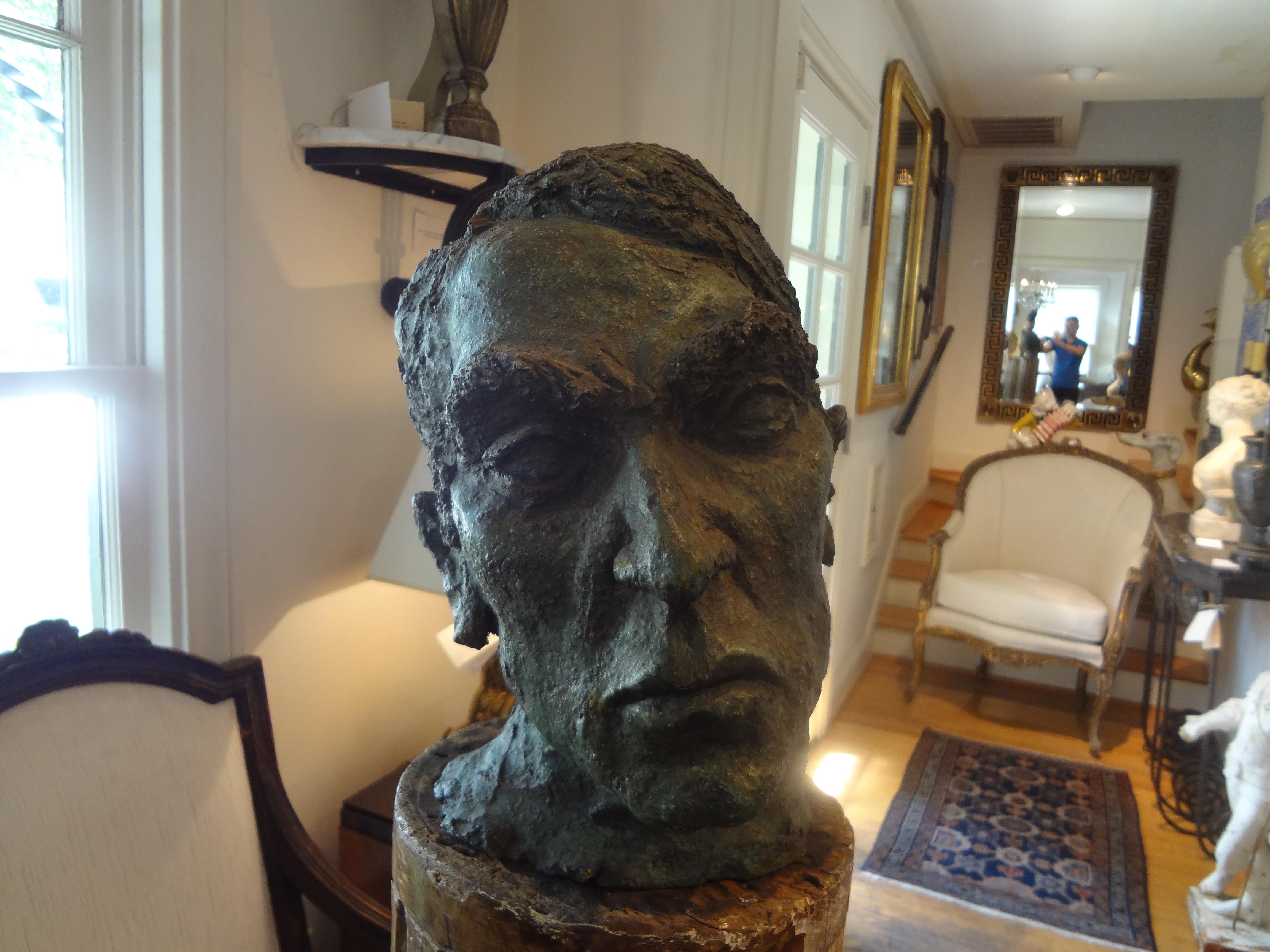 Superbe buste français en terre cuite patinée du milieu du siècle dernier, à la manière d'Alberto Giacometti. Cette sculpture de buste brutaliste fabuleusement exécutée date du début des années 1960.