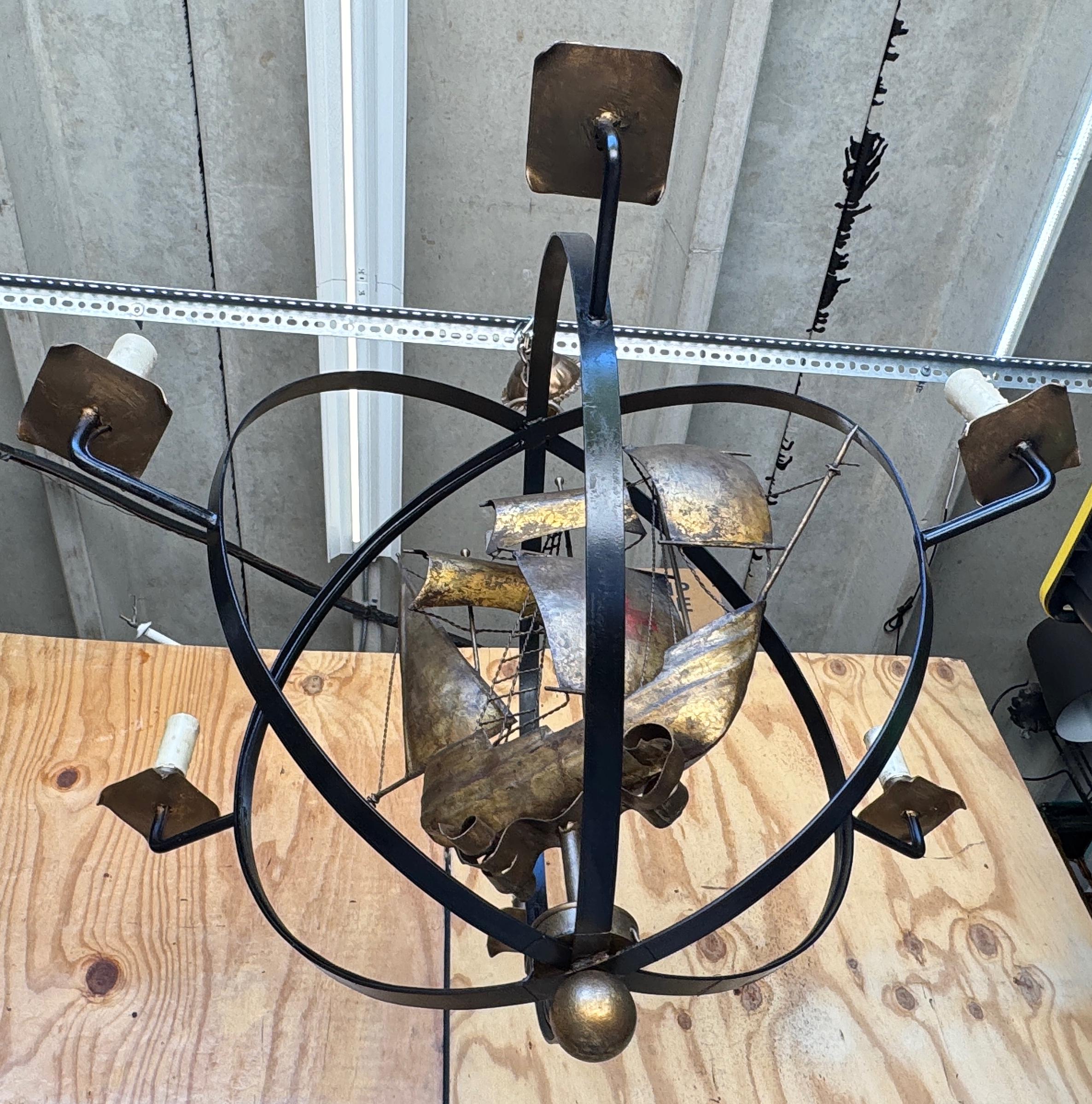 Lampadario a 6 luci con orbita dorata di metà secolo francese con nave galeone nautica in vendita 2