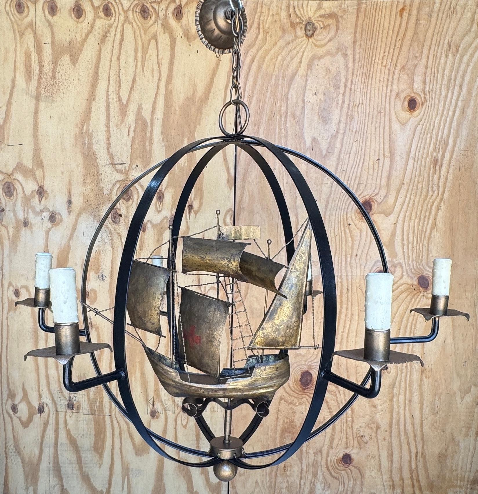 Neoclassico Lampadario a 6 luci con orbita dorata di metà secolo francese con nave galeone nautica in vendita
