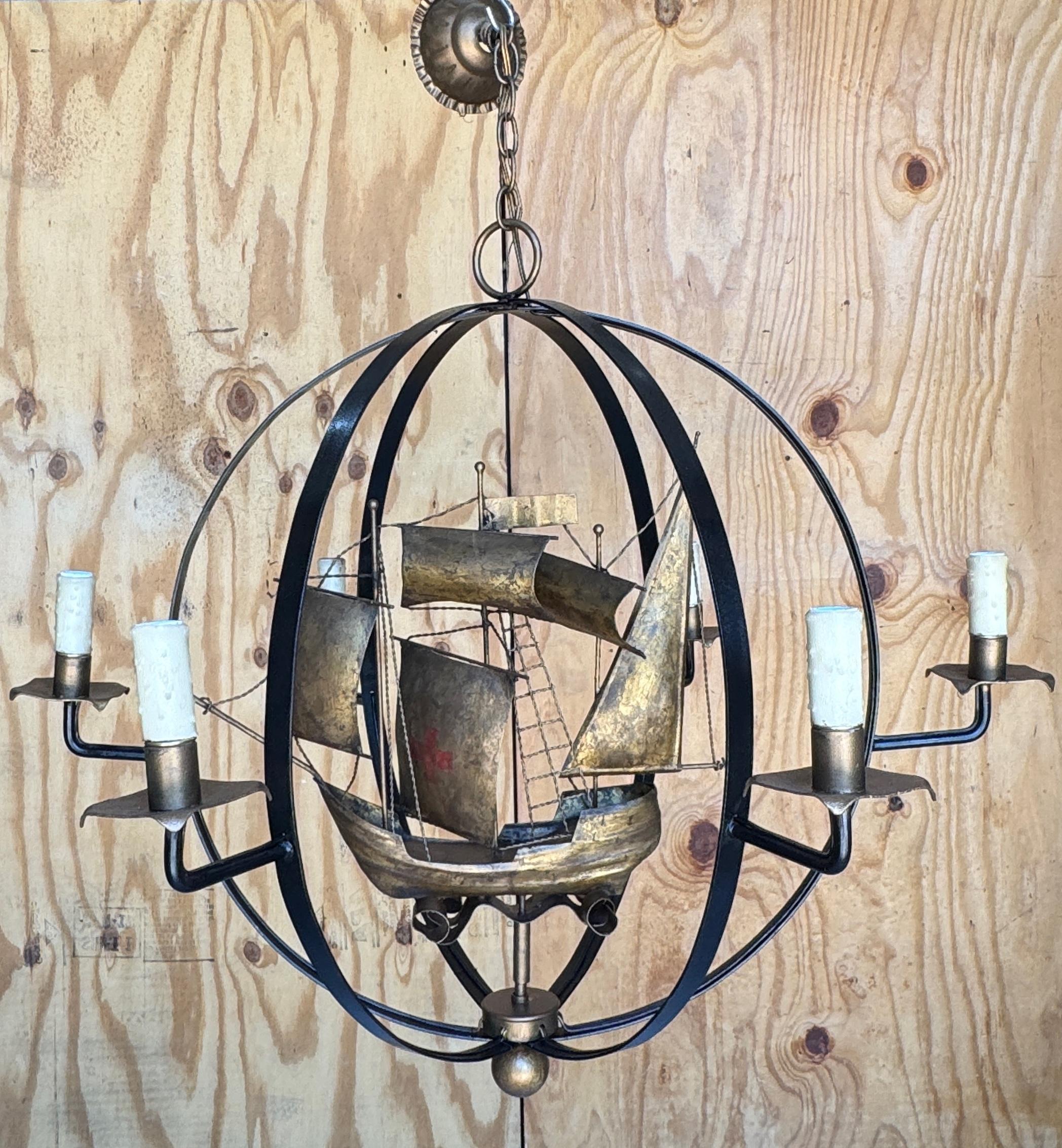 Francese Lampadario a 6 luci con orbita dorata di metà secolo francese con nave galeone nautica in vendita