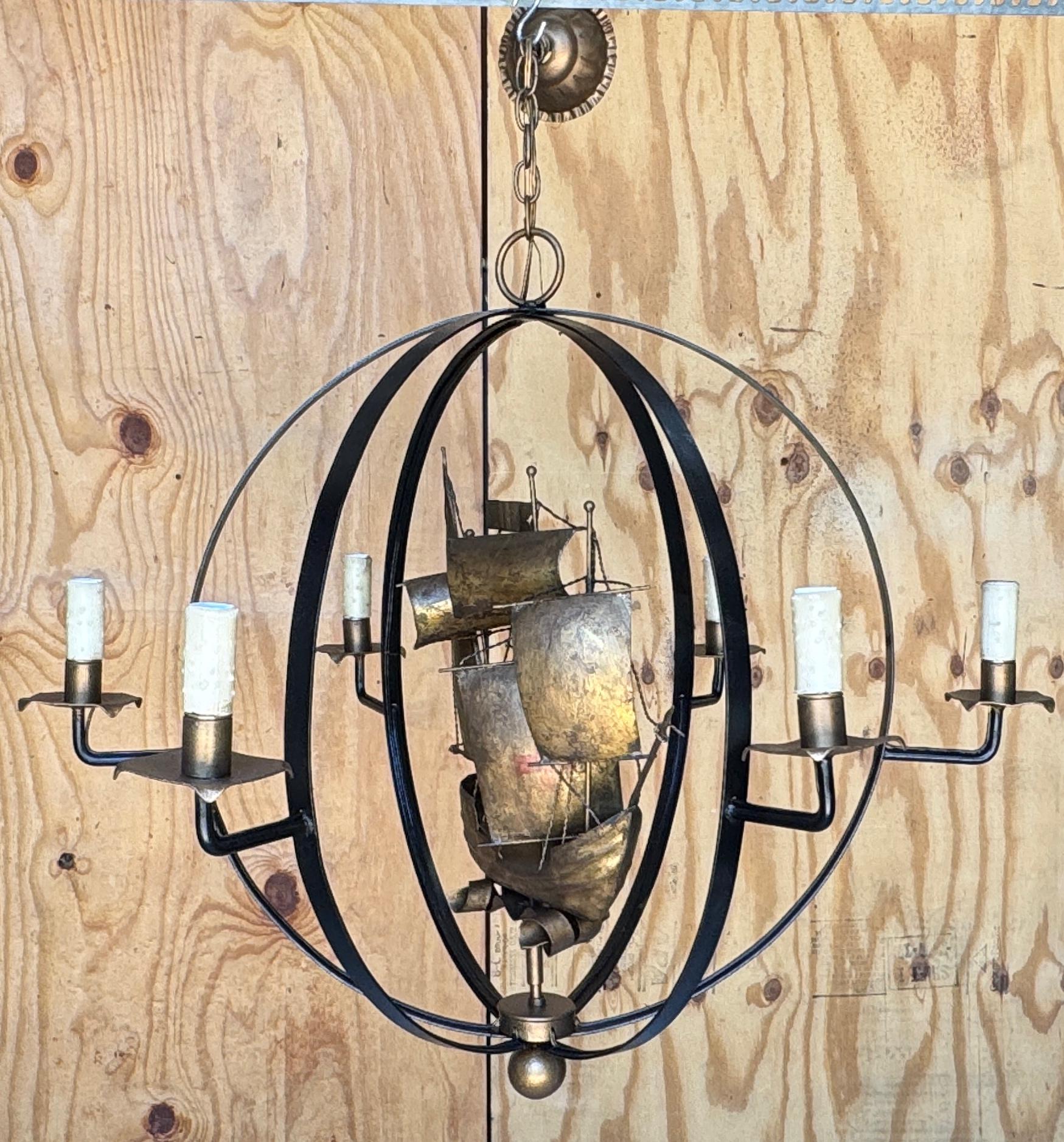 Forgiato Lampadario a 6 luci con orbita dorata di metà secolo francese con nave galeone nautica in vendita