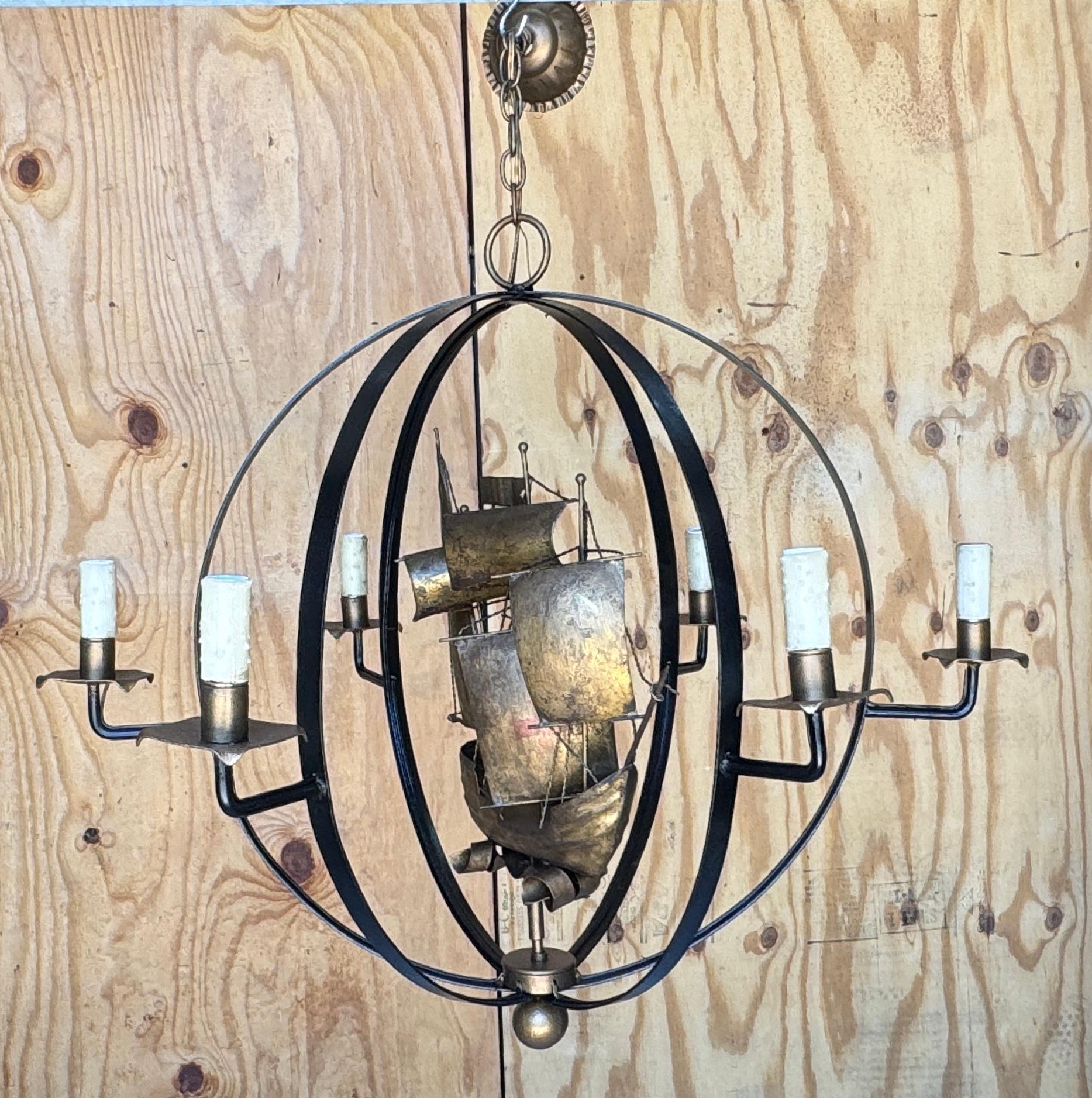 Lampadario a 6 luci con orbita dorata di metà secolo francese con nave galeone nautica In condizioni buone in vendita a West Palm Beach, FL