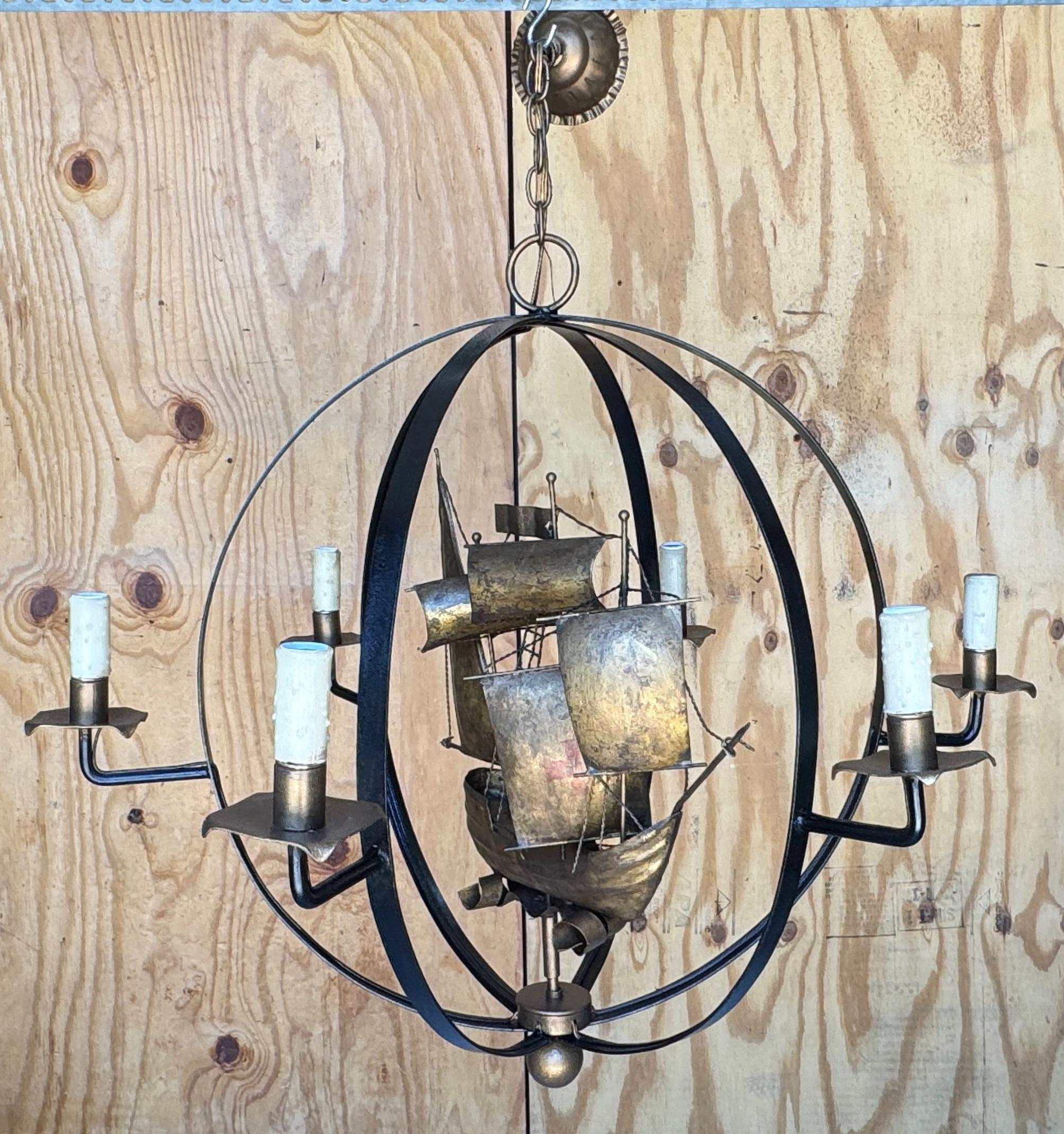XX secolo Lampadario a 6 luci con orbita dorata di metà secolo francese con nave galeone nautica in vendita