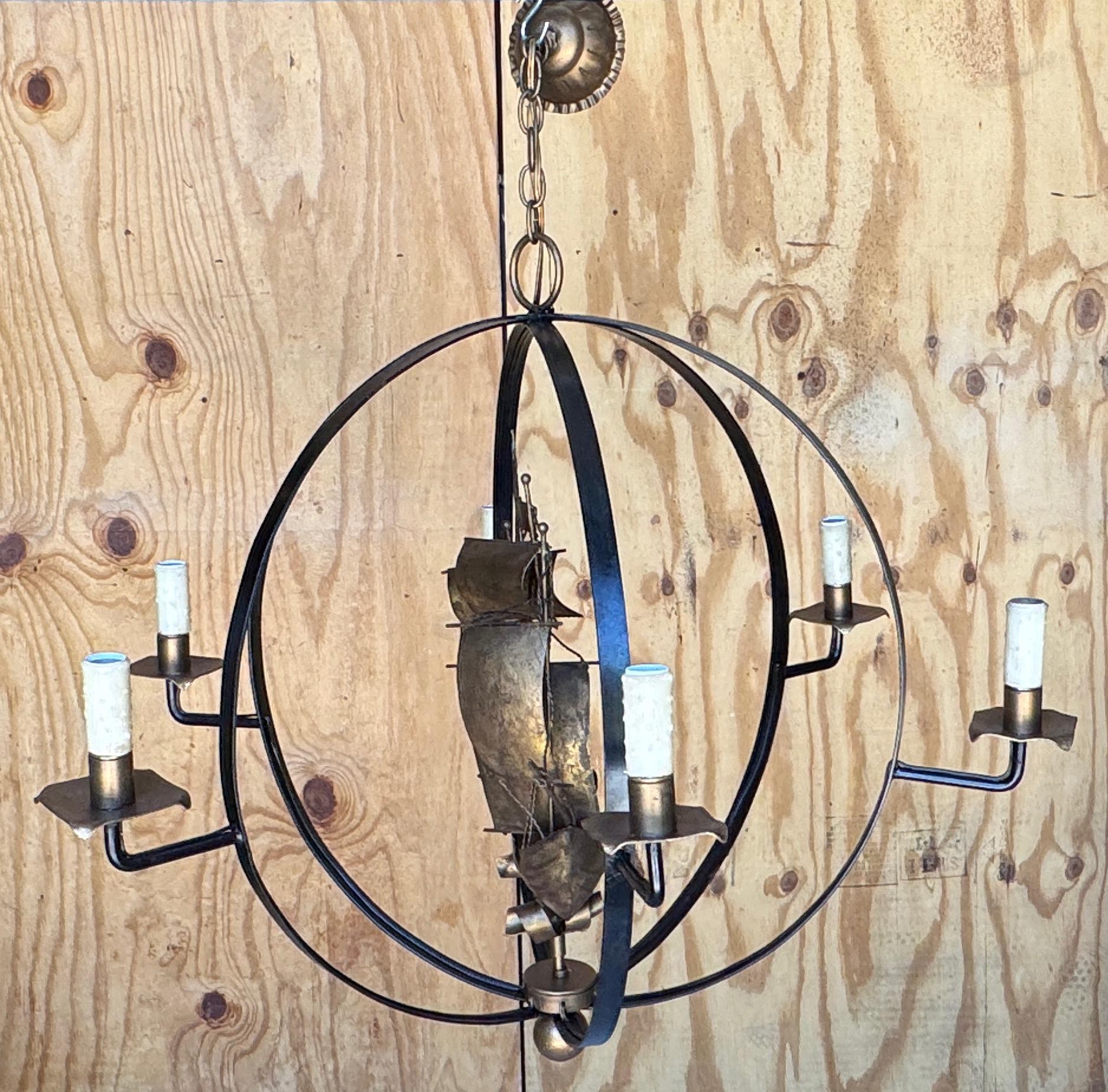 Metallo Lampadario a 6 luci con orbita dorata di metà secolo francese con nave galeone nautica in vendita