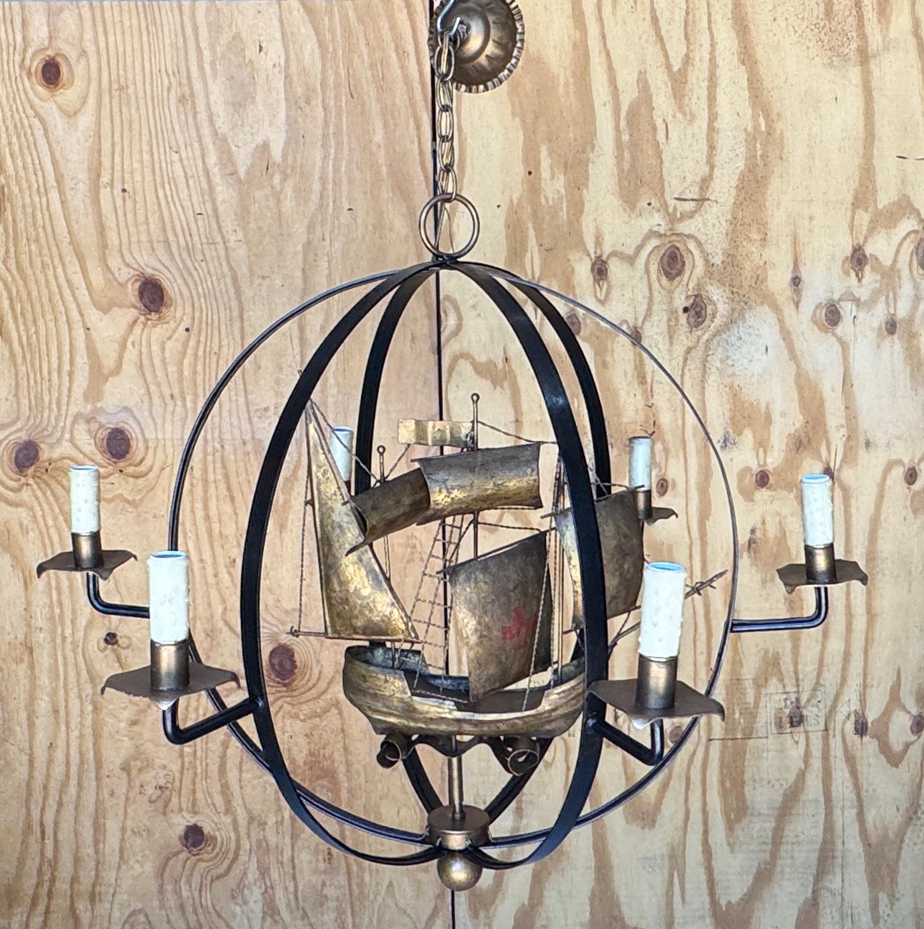 Lampadario a 6 luci con orbita dorata di metà secolo francese con nave galeone nautica in vendita 1