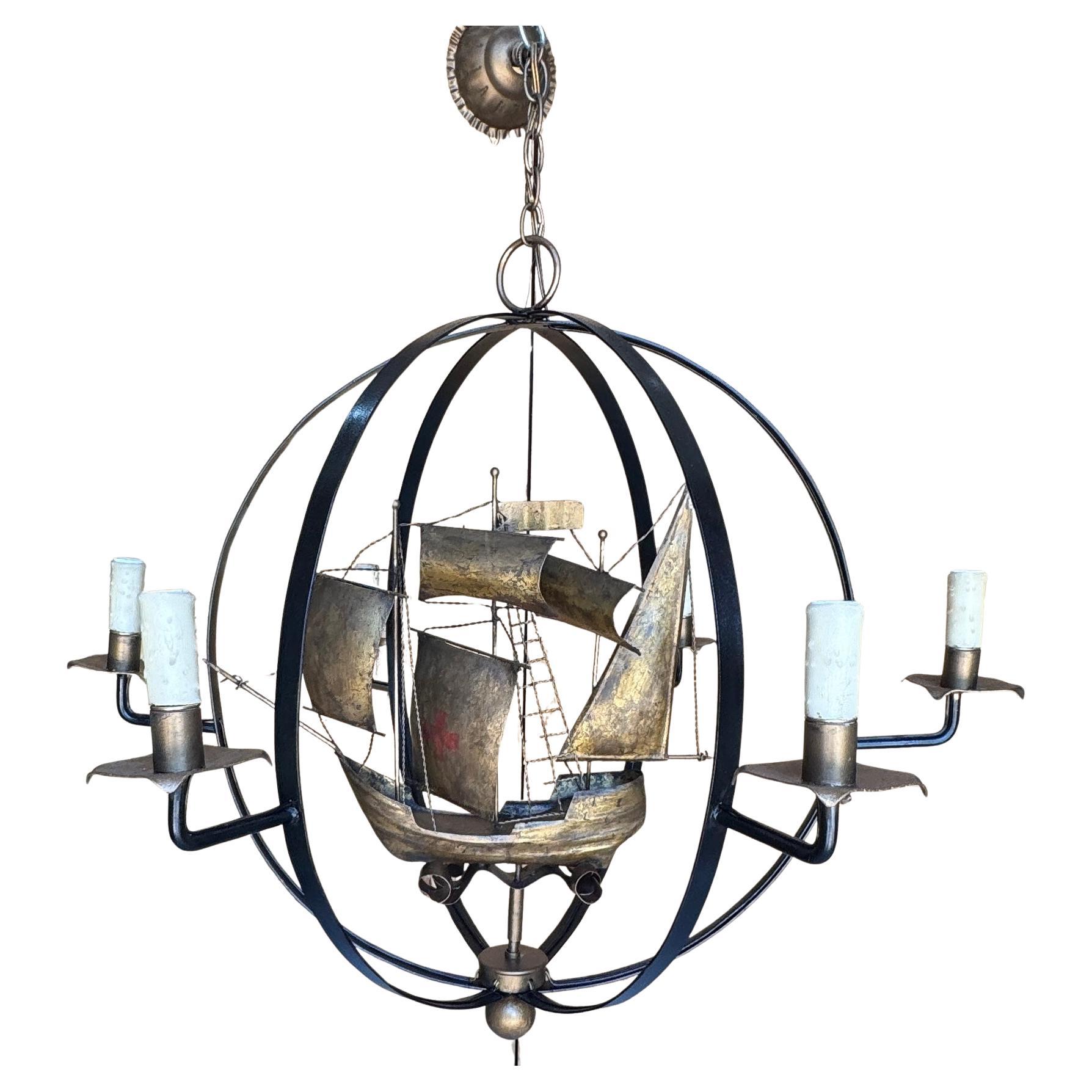 Lampadario a 6 luci con orbita dorata di metà secolo francese con nave galeone nautica in vendita