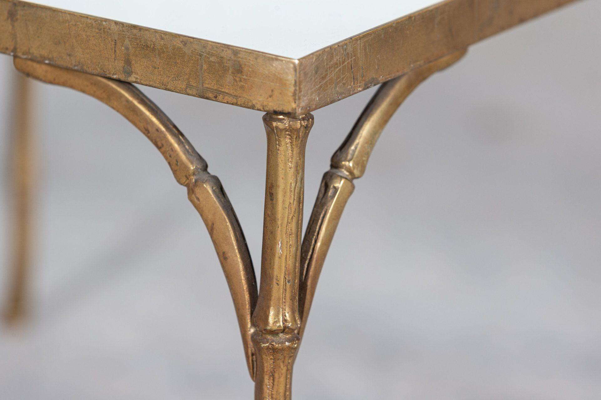 vers 1950
Table d'appoint en bronze doré et faux bambou à miroir, du milieu du siècle dernier.
Dimensions : L 62 x P 62 x H 42cm.
 
