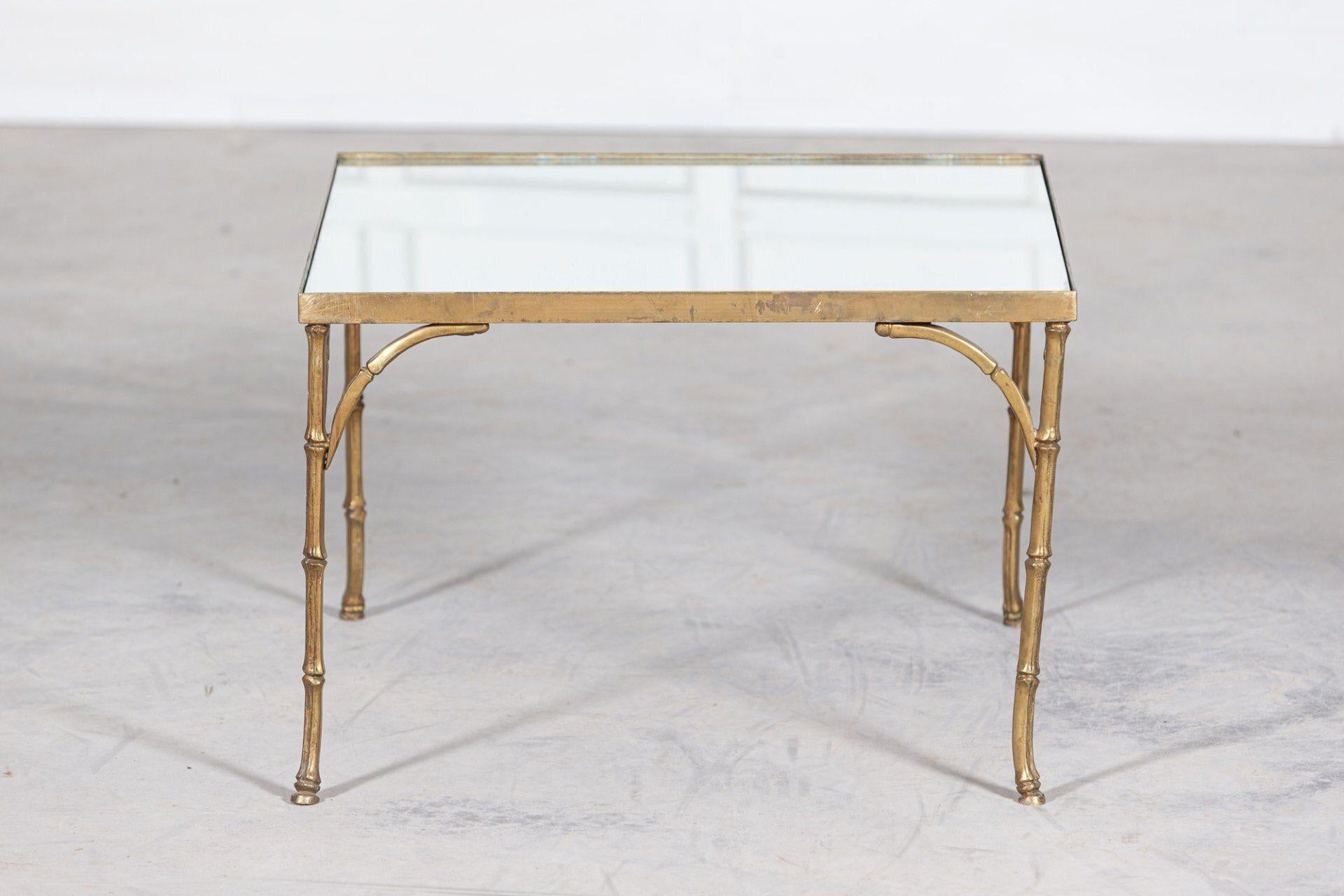 Doré Table d'appoint en faux bambou, bronze doré, milieu de siècle, avec miroir en vente