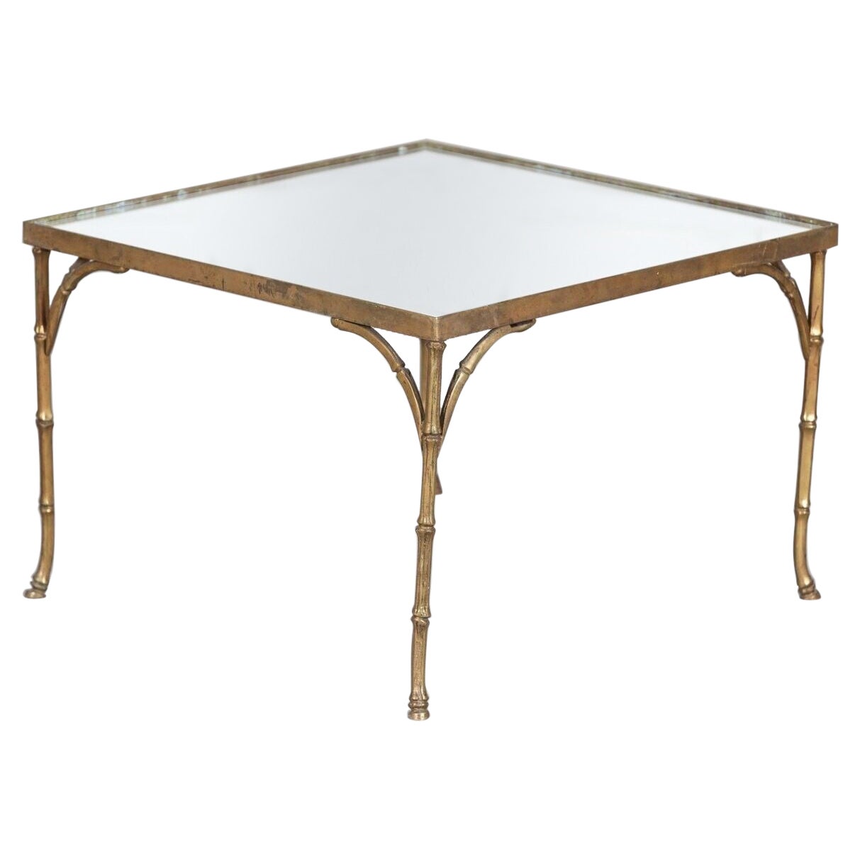 Mesa auxiliar francesa de mediados de siglo con tapa de espejo de imitación de bambú y bronce dorado en venta