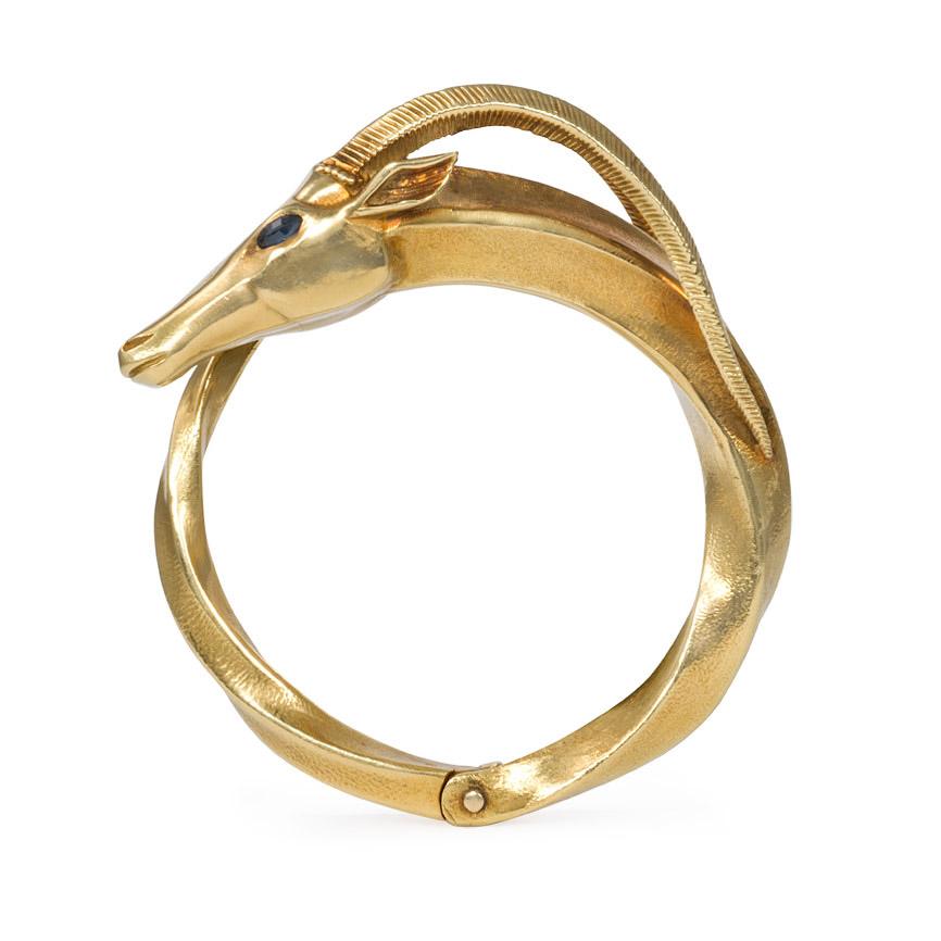 Bracelet bangle à charnière en or torsadé en forme de bouquetin aux yeux de saphir:: en 18k.  France.  En superbe état

Convient aux poignets de taille petite à moyenne