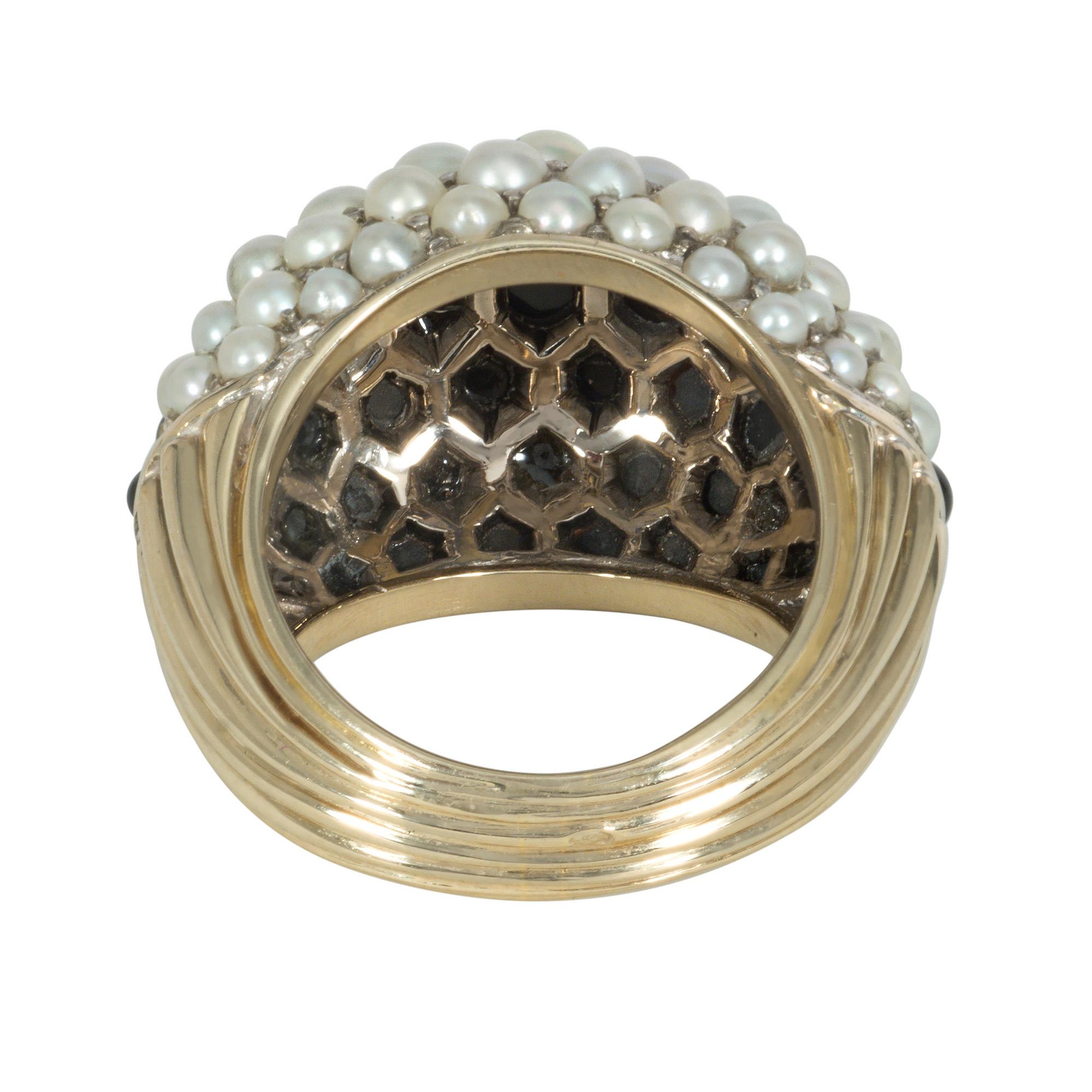 French Mid-Century Gold, Onyx, and Pearl Bombé Ring In Good Condition For Sale In New York, NY