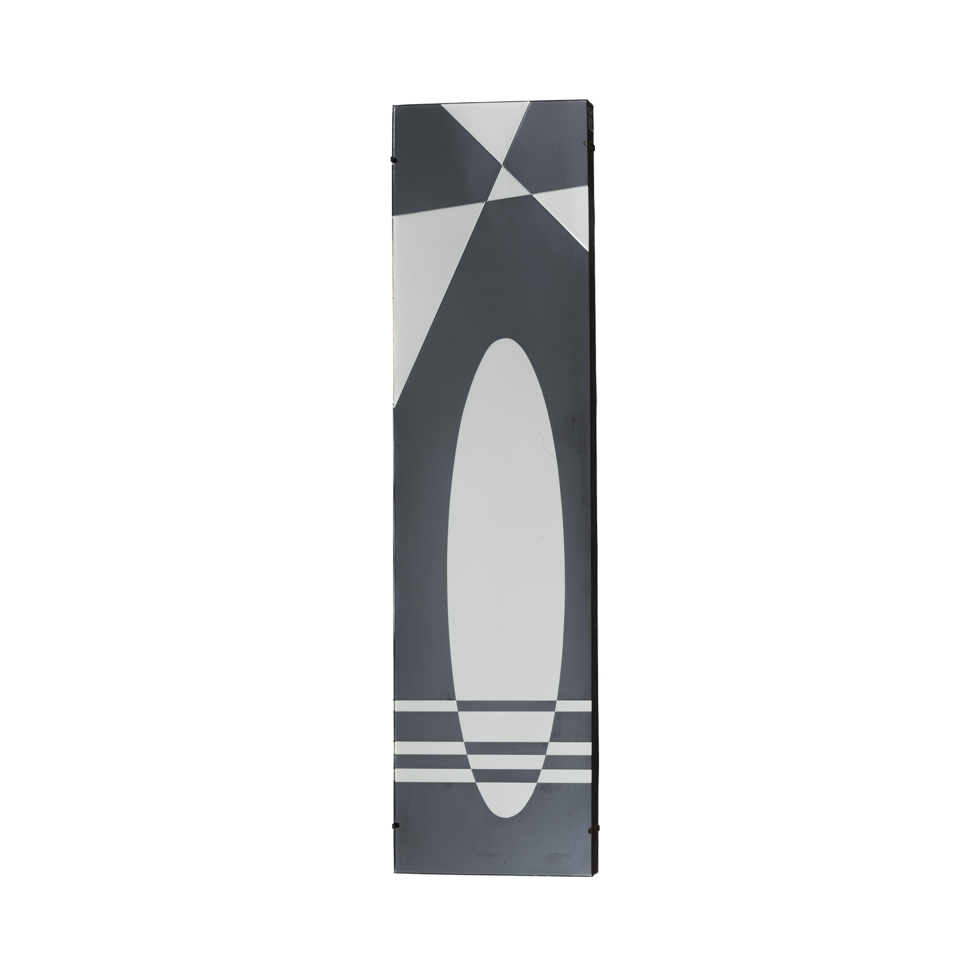 
Specchio francese di metà secolo dal design geometrico in antracite-argento di Jacques Hitier, pubblicato da Jacques Marres 1960.

Questo fantastico specchio incarna un'elegante disinvoltura grazie alle sue proporzioni e al suo design unico. 
Il