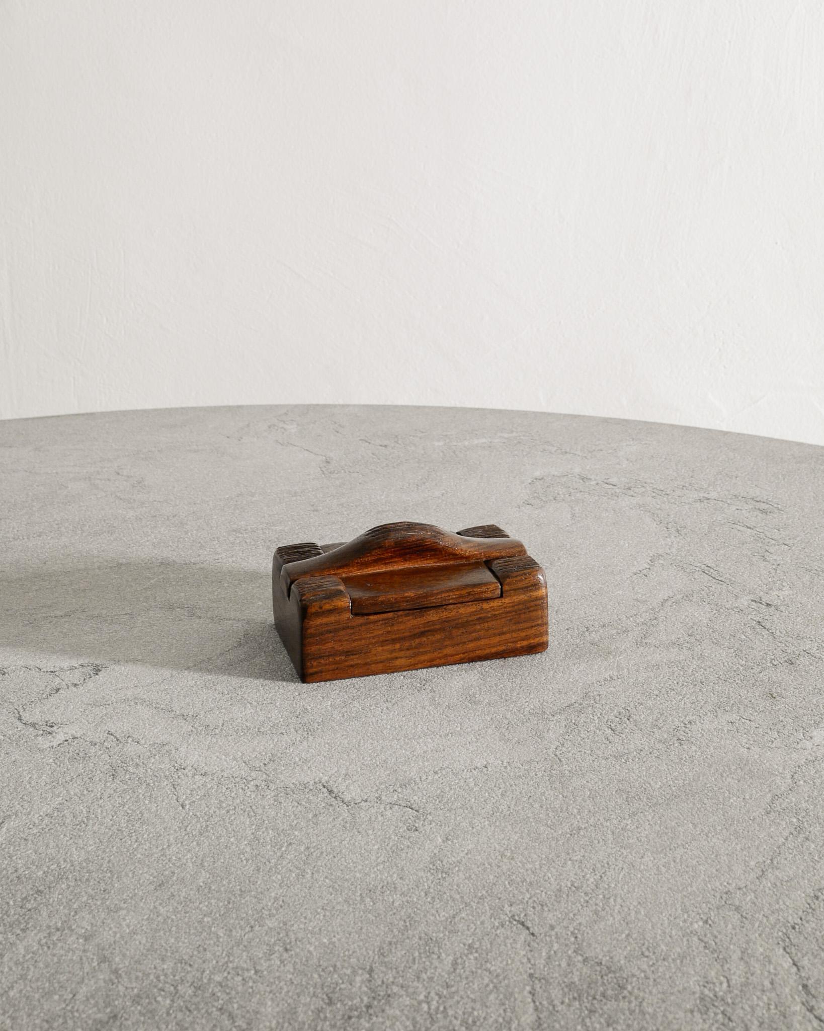 Très rare boîte française du milieu du siècle avec un couvercle par Alexandre Noll produite en France dans les années 1950. En bon état d'origine et signé par l'artiste. 

Dimensions : H : 6,5 cm / 12.55