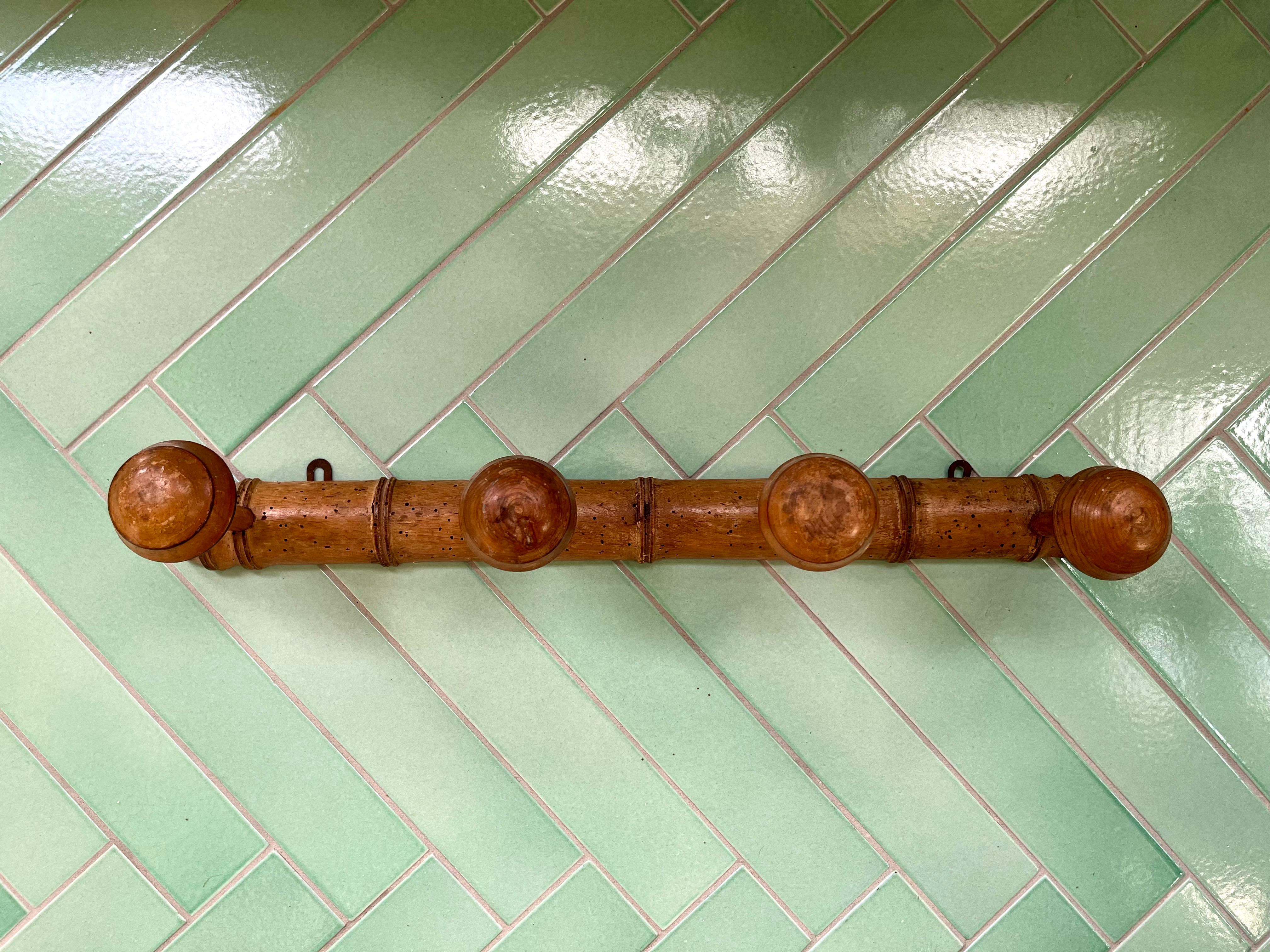 French Mid-Century Hand-Carved Wooden Wall Rack with 4 Hooks, 1940s In Good Condition For Sale In Frederiksberg C, DK