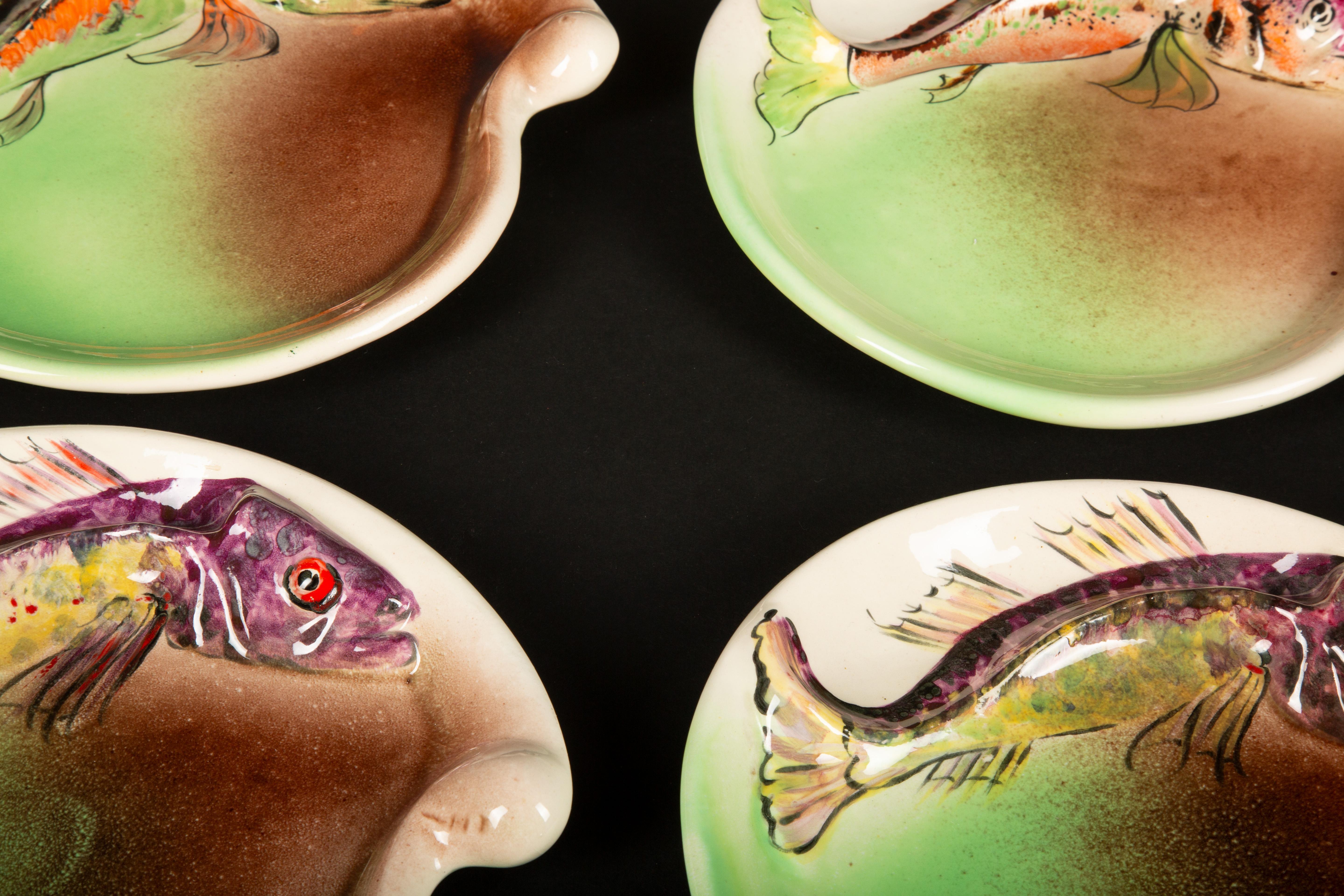 Set di piatti da pesce dipinti a mano della metà del secolo scorso con piatto, firmato Vallauris AM In condizioni ottime in vendita a New York, NY
