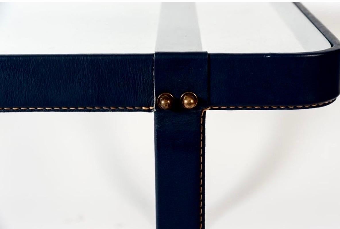 Französischer Couchtisch aus schwarzem Leder, handgenäht, Mitte des Jahrhunderts, von Jacques Adnet im Angebot 3