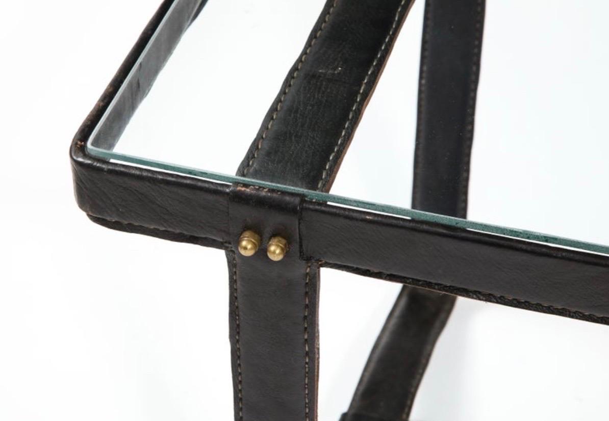 Französischer Couchtisch aus schwarzem Leder, handgenäht, Mitte des Jahrhunderts, von Jacques Adnet im Angebot 4