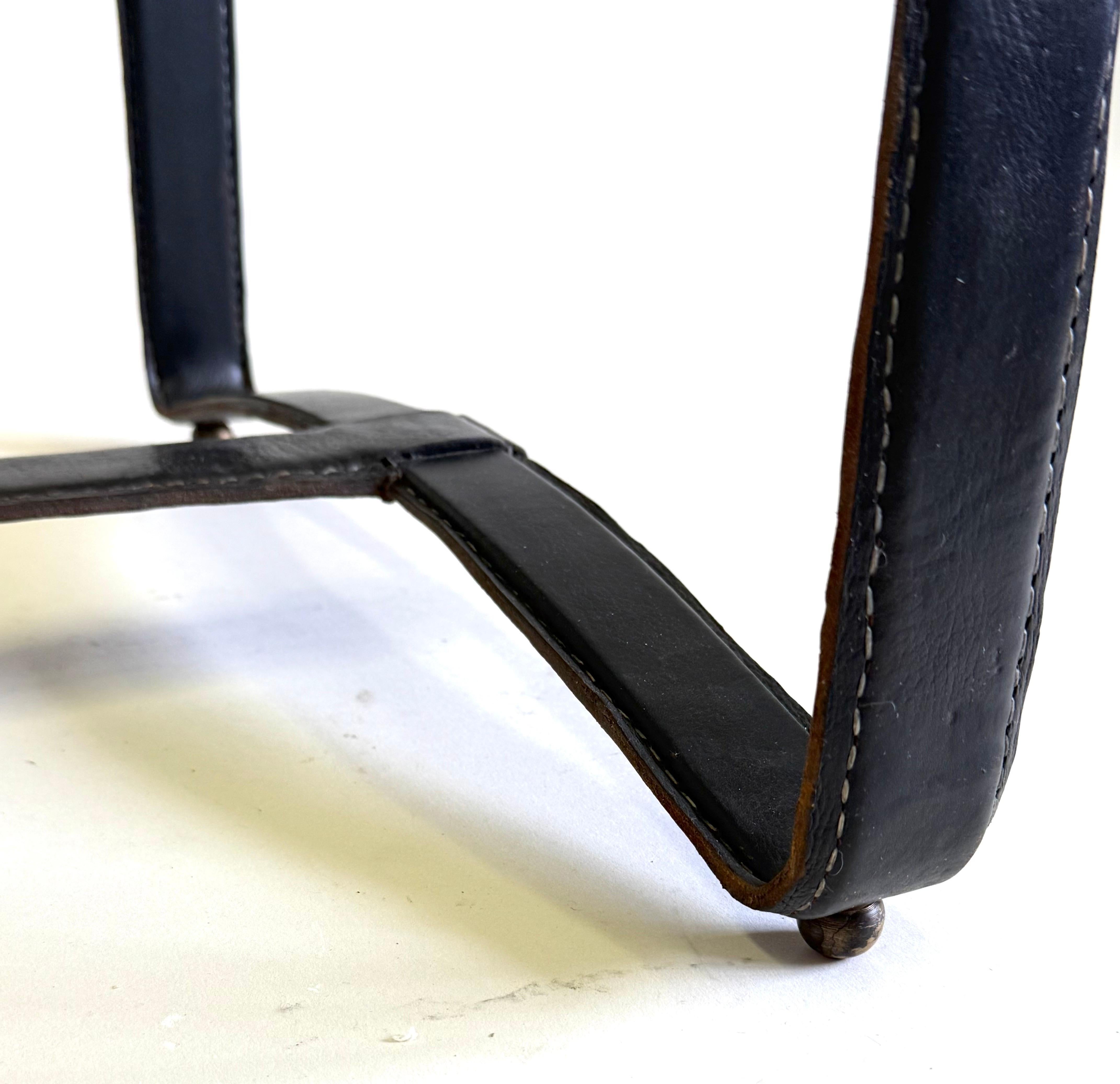 Französischer Couchtisch aus schwarzem Leder, handgenäht, Mitte des Jahrhunderts, von Jacques Adnet im Angebot 7
